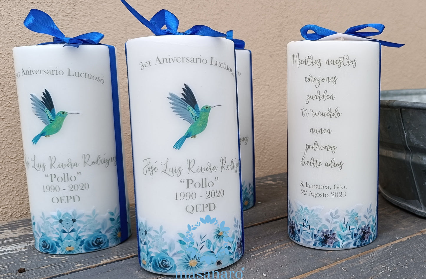 Vela con diseño de flores azules con colibrí