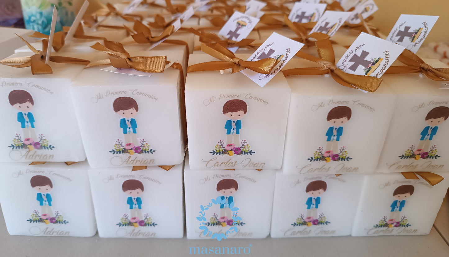 Velas cubo. Niño con saco azul