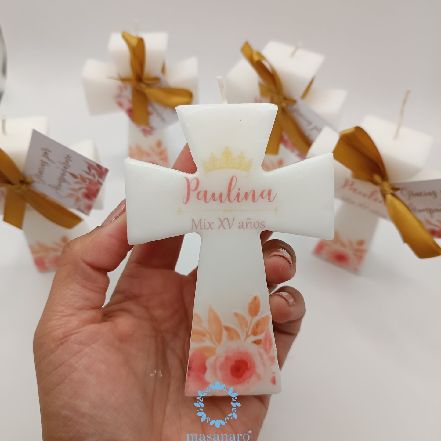 Velas de cruz con flores albaricoque