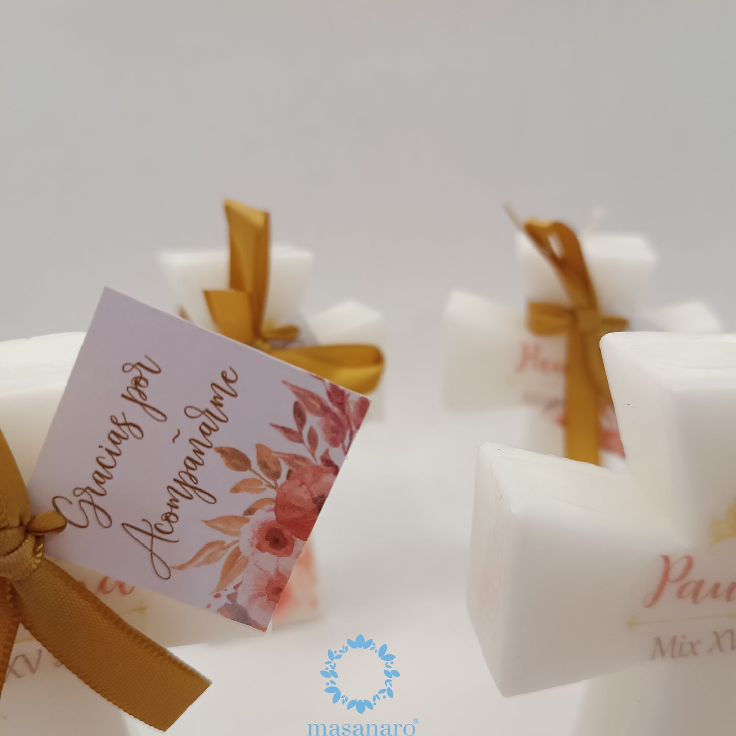 Velas de cruz con flores albaricoque