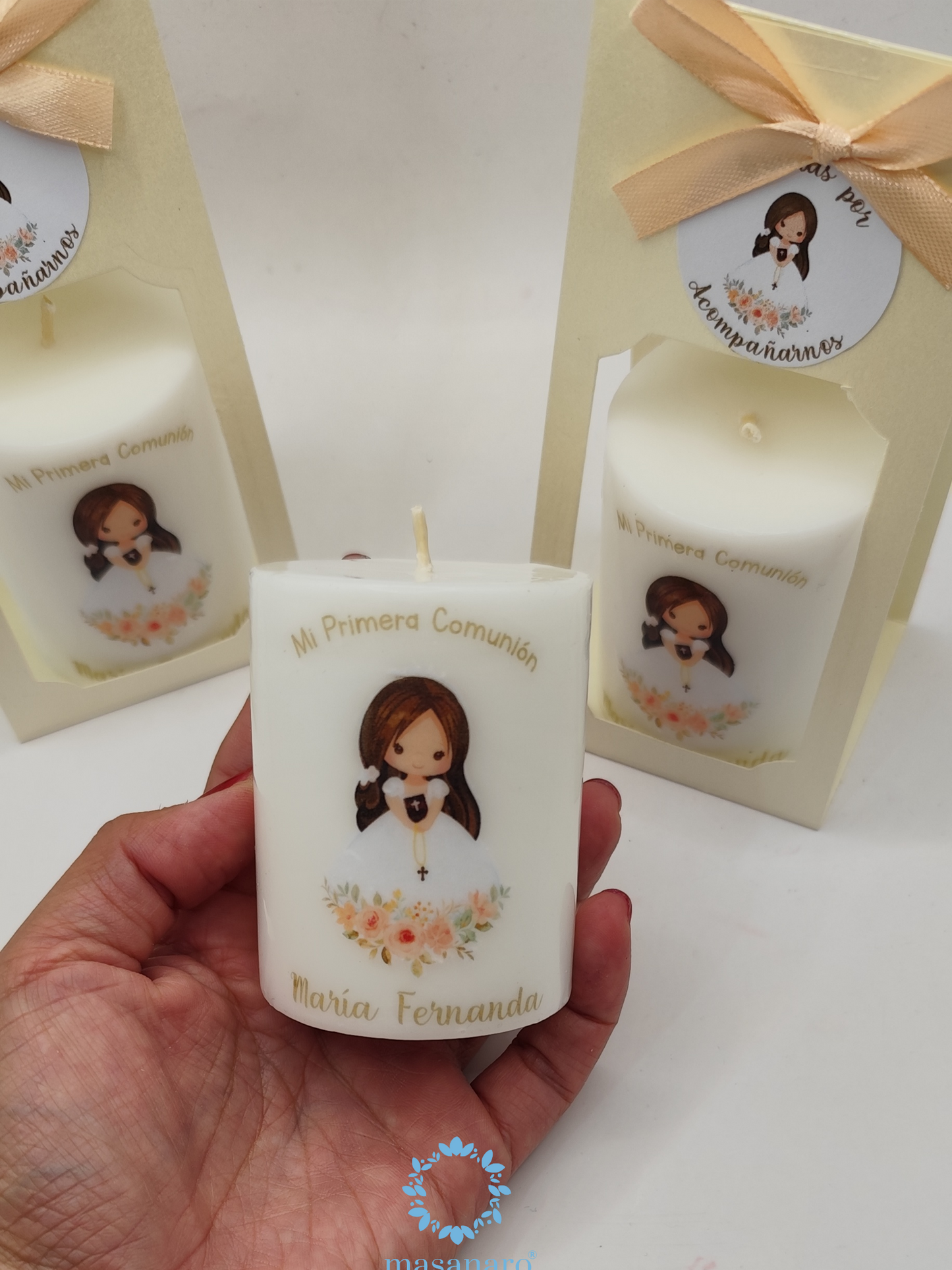 Paquete 10 velas de cirio con empaque de cartón. Muñequita Primera comunión y flores albaricoque