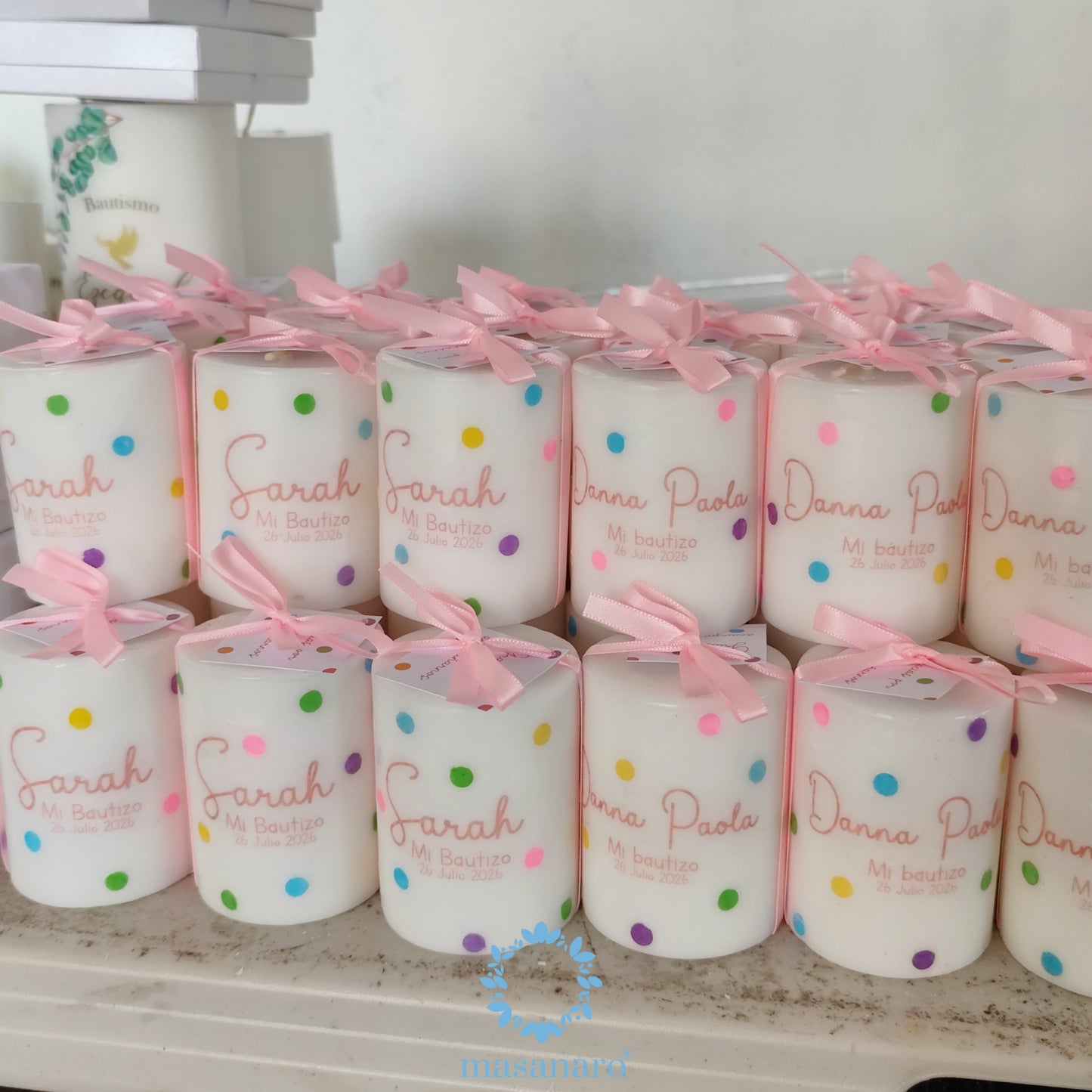 Vela con diseño puntos colores