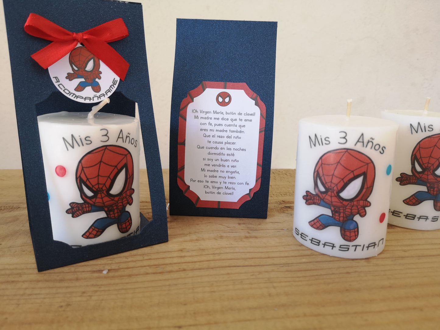 Vela con empaque de cartón. Diseño spiderman