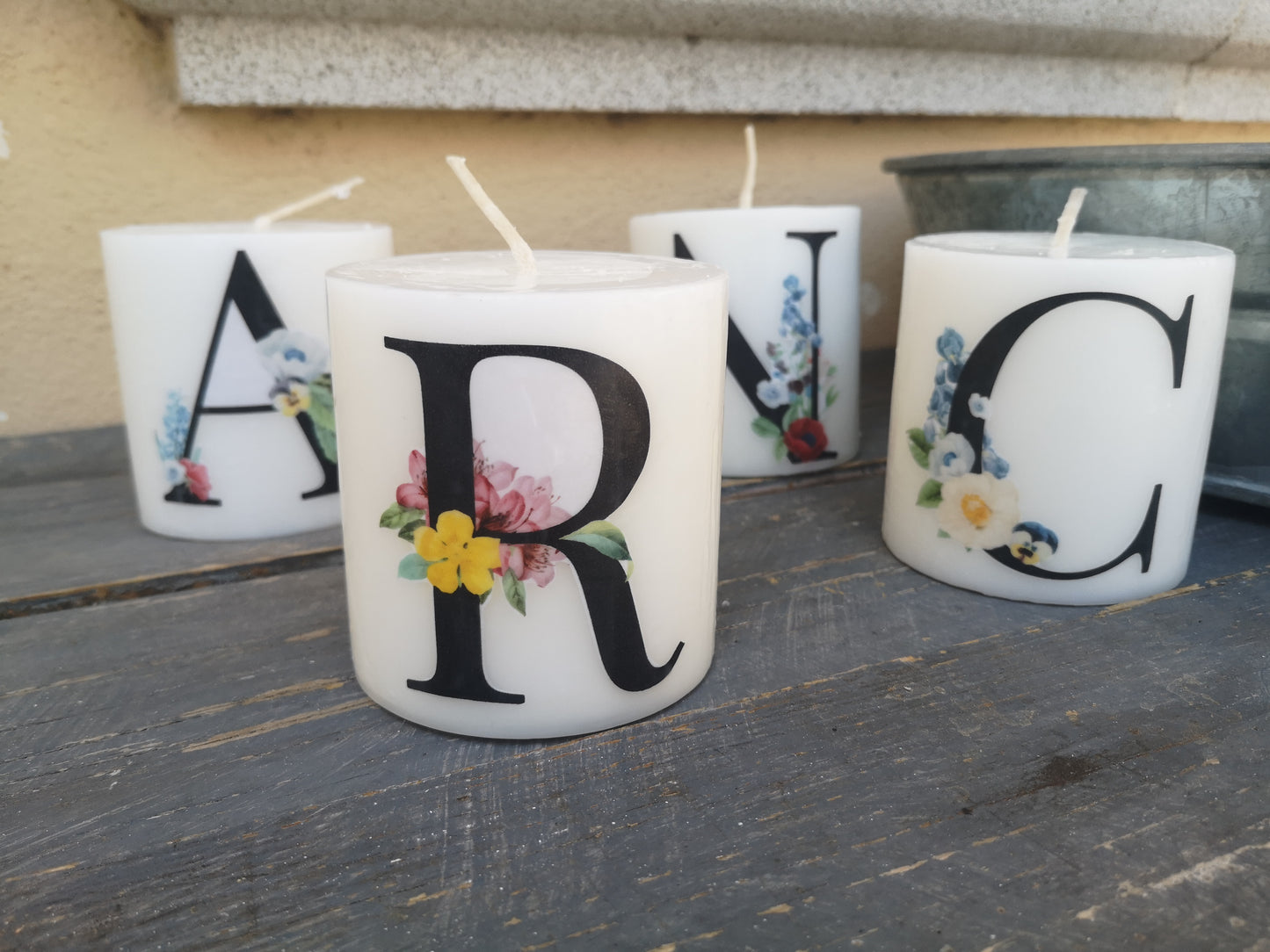 Velas de cirio iniciales floral