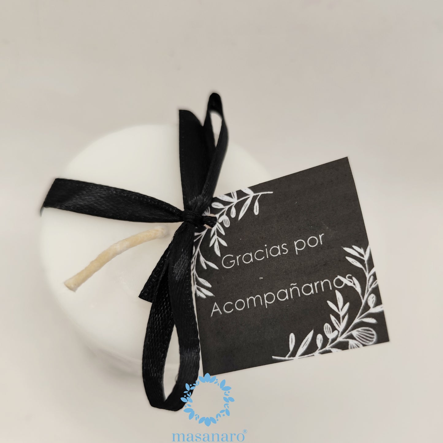 Vela con diseño floral negro