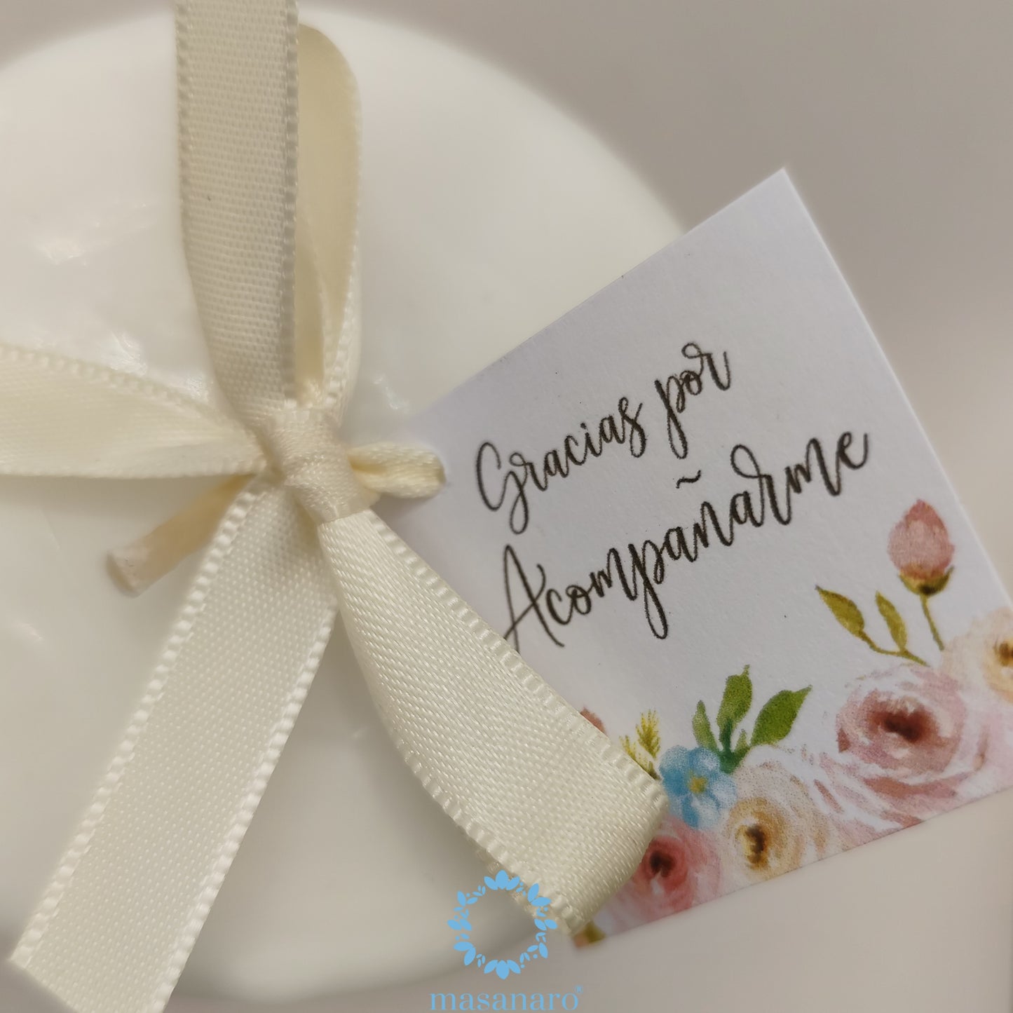 Vela con diseño de flores rosas