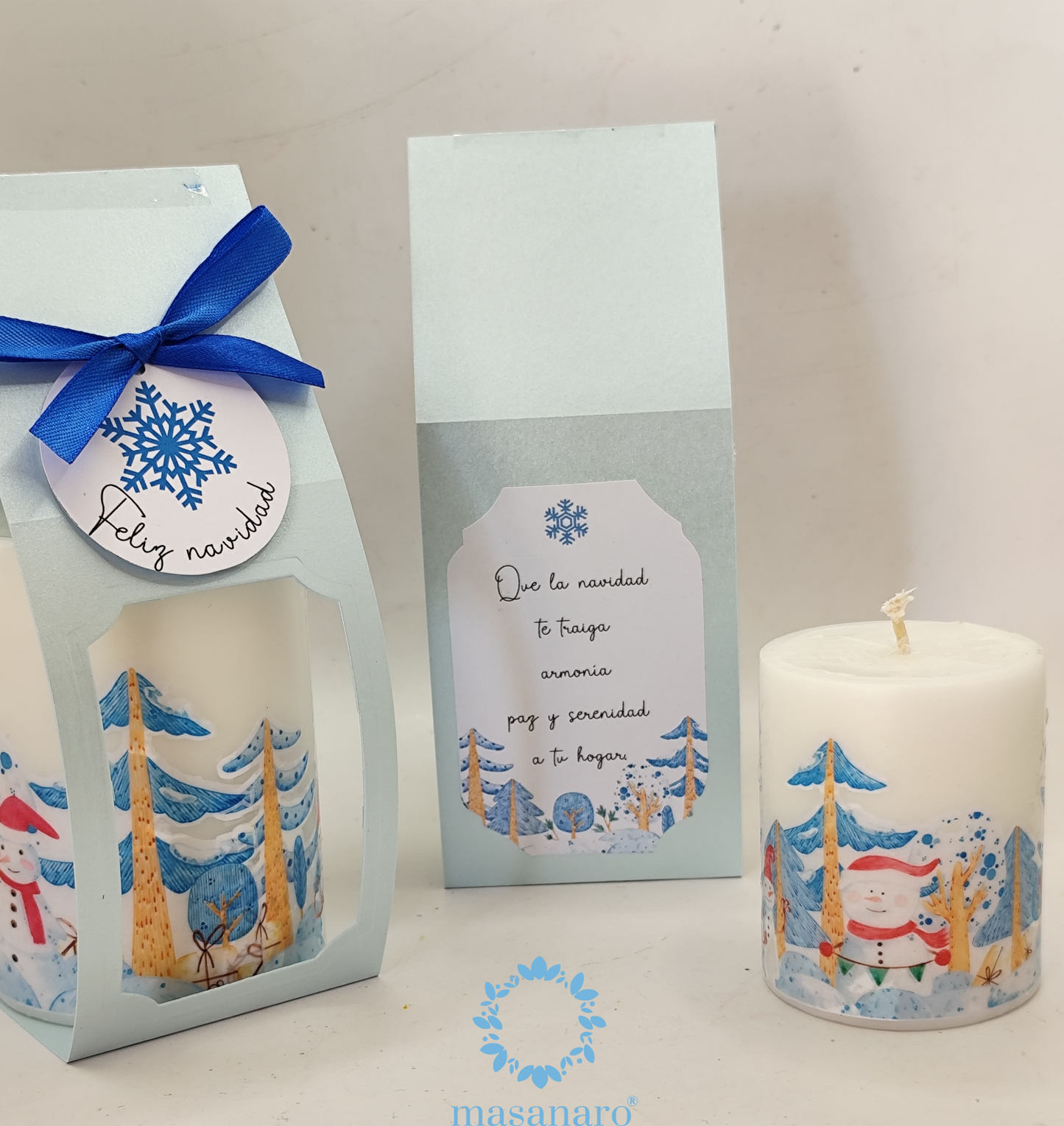 Vela con empaque de cartón. Diseño villa navideña