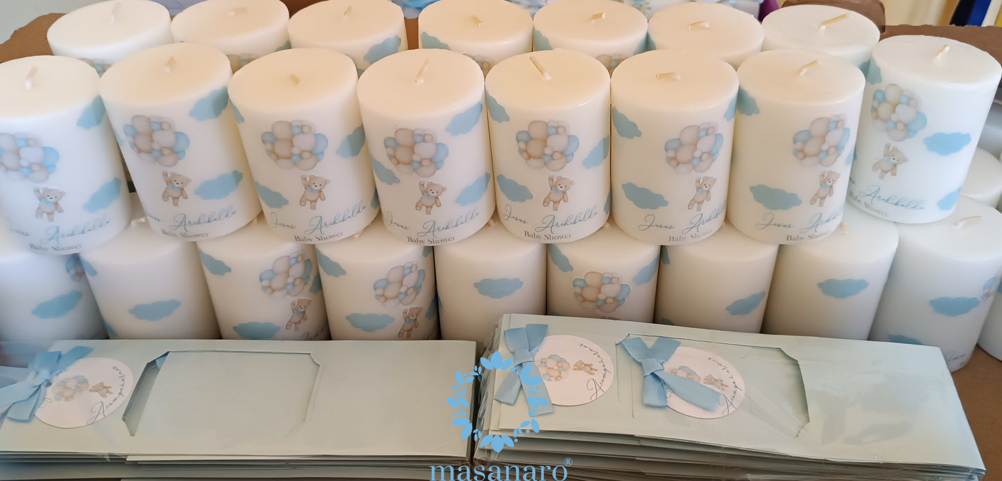 Vela con empaque de cartón. Diseño osito con globos