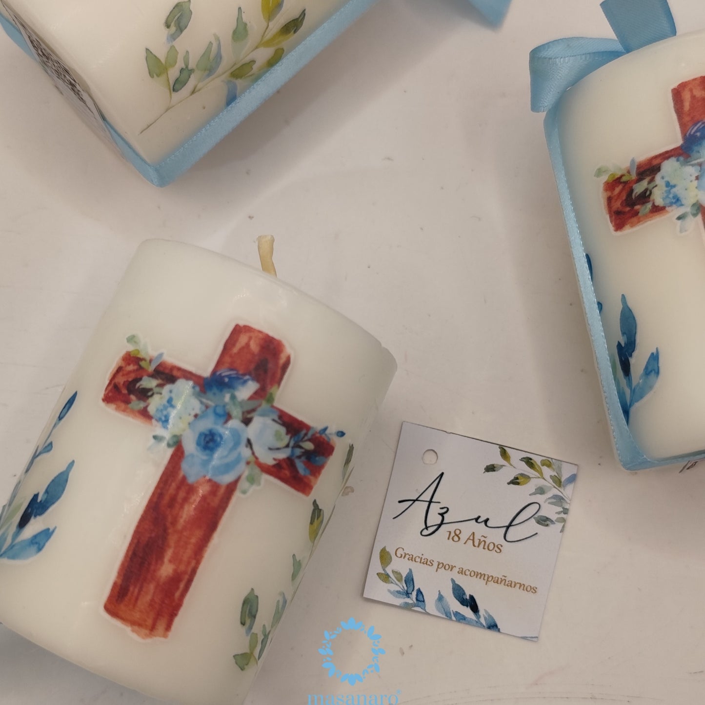 Paquete 10 velas de cirio decoración cruz y flores azules XV años