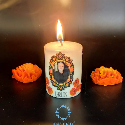 Vela con retrato de cempasúchil. Día de muertos