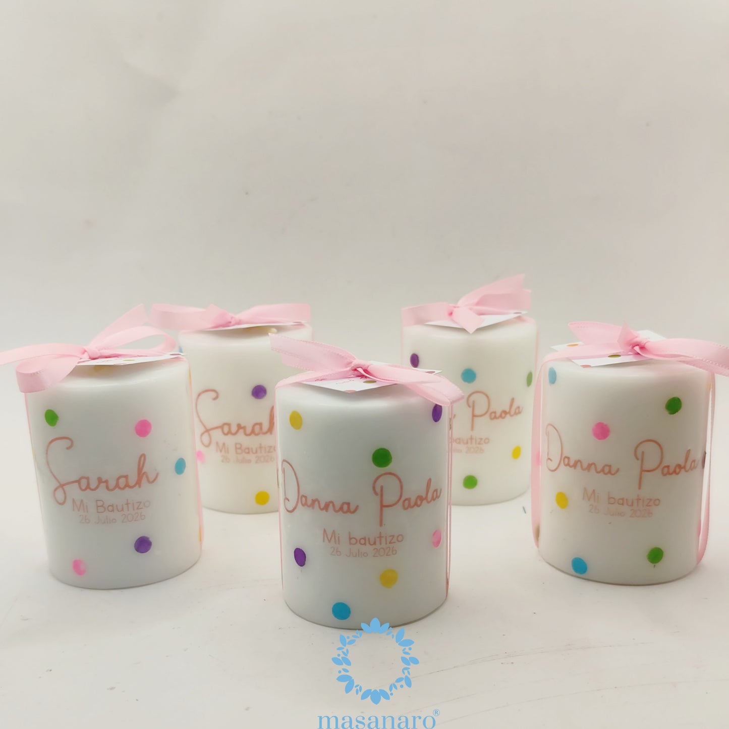 Vela con diseño puntos colores