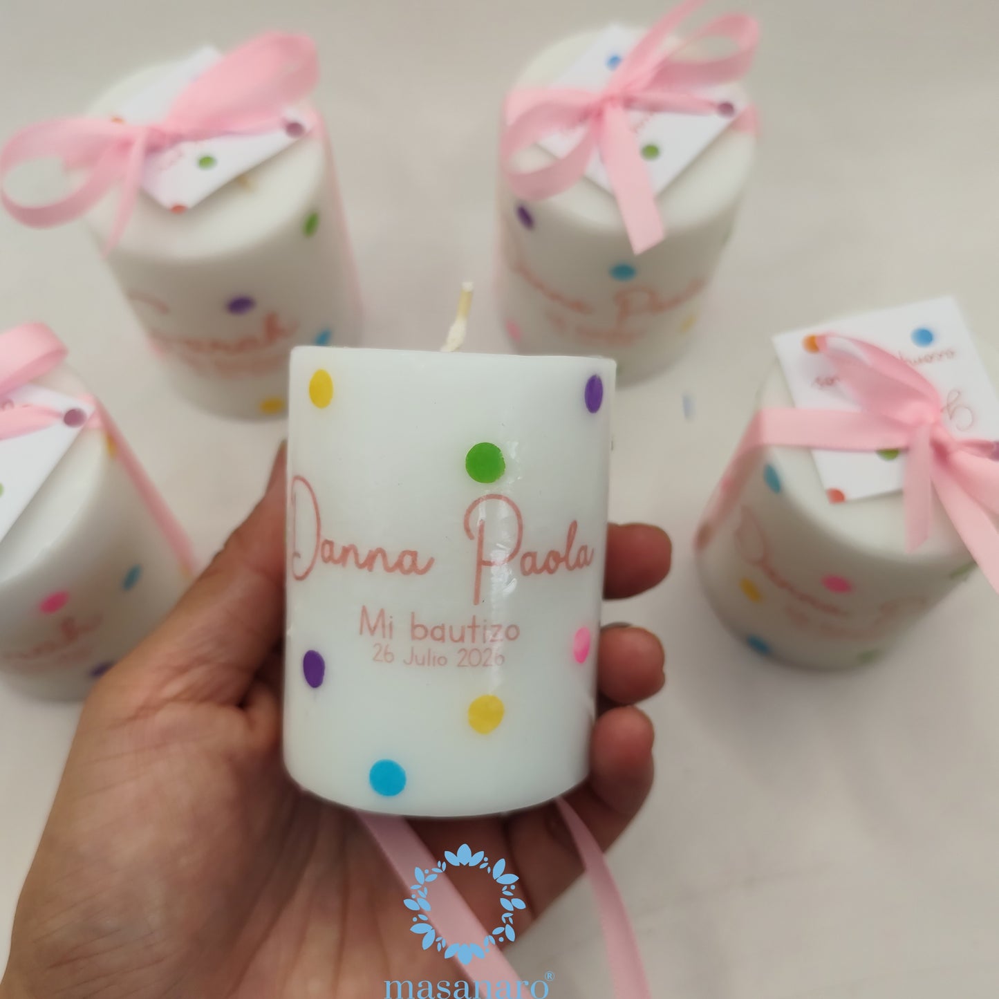 Vela con diseño puntos colores