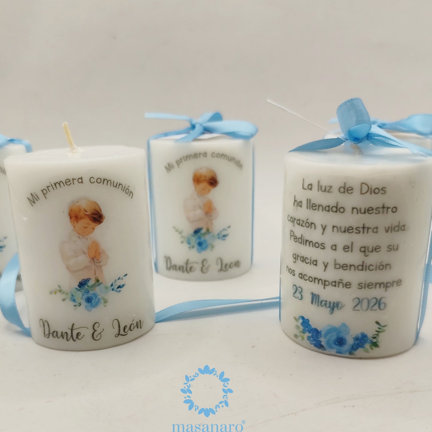 Vela con diseño Niño con flores azules