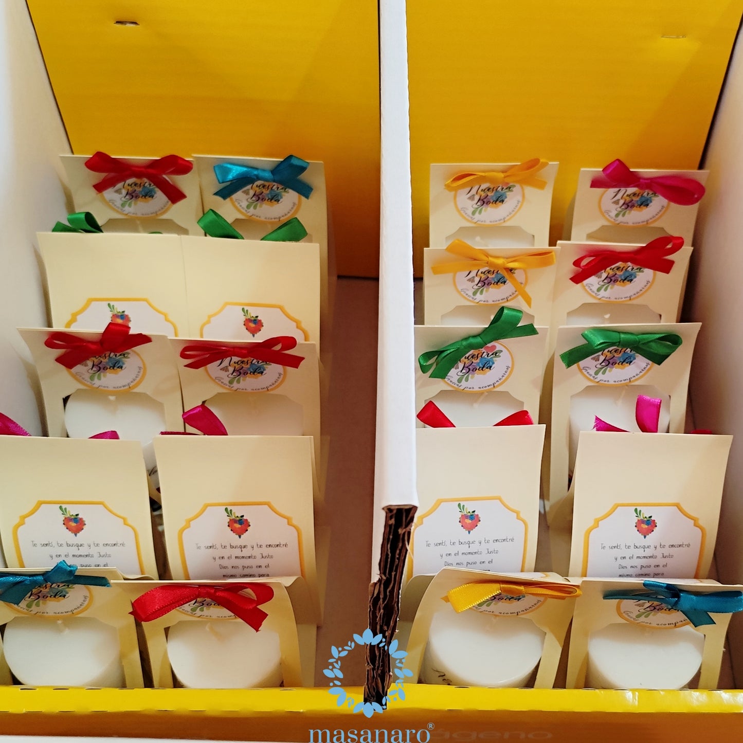 Vela con empaque de cartón. Diseño novios en auto rojo