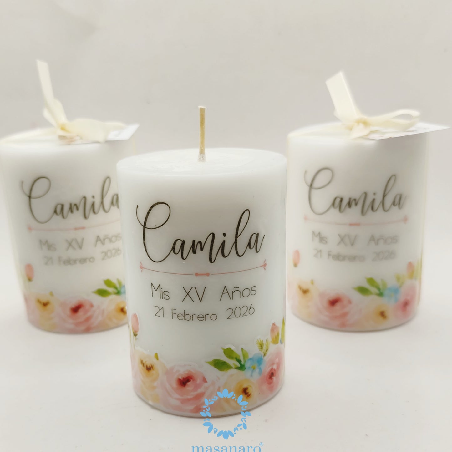 Vela con diseño de flores rosas