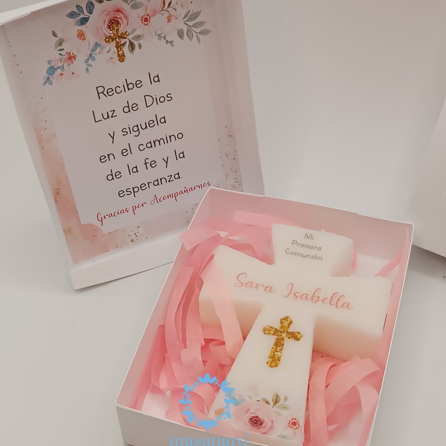 Vela de cruz en caja de cartón. Diseño flores rosas