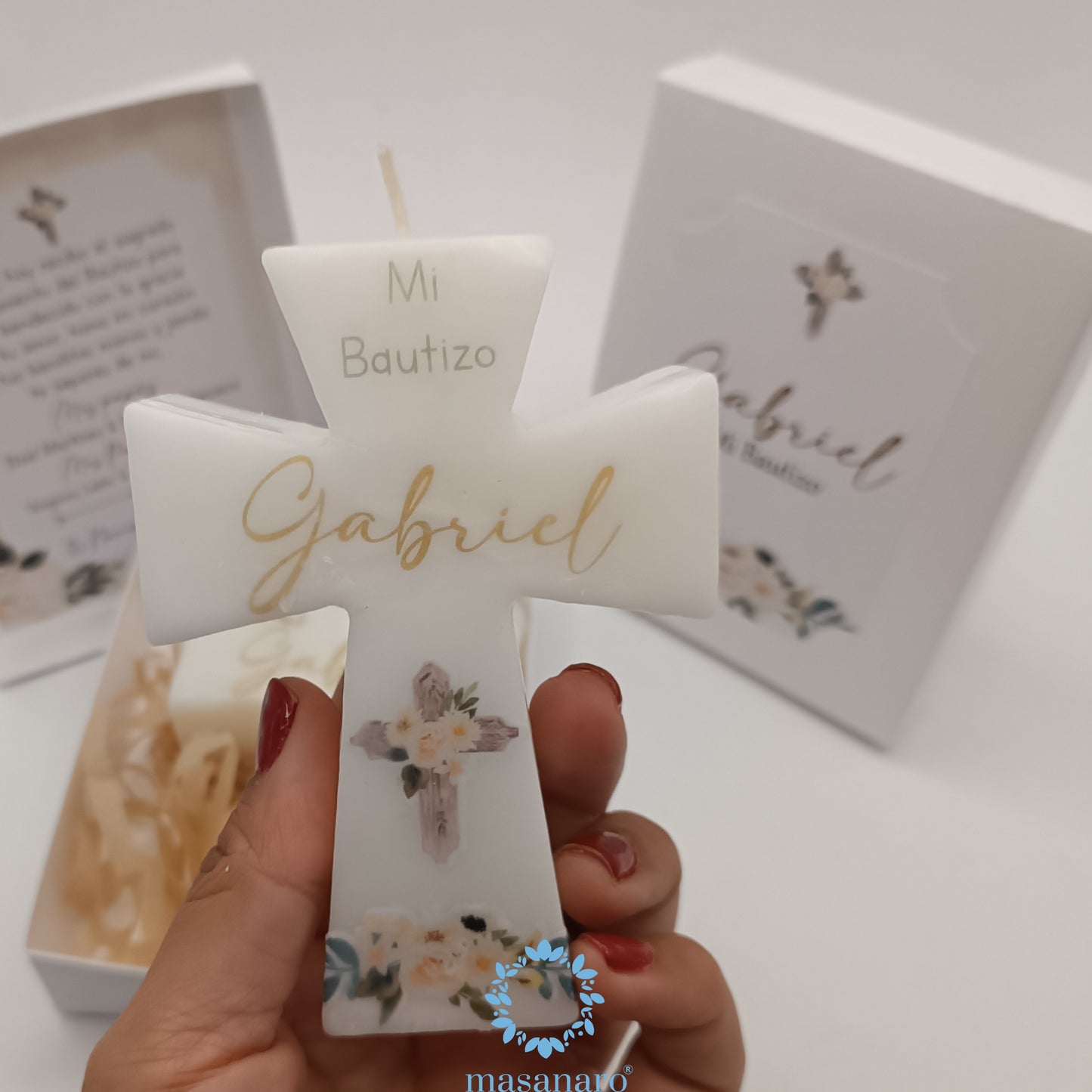 Vela de cruz con caja de cartón. Diseño flores blancas