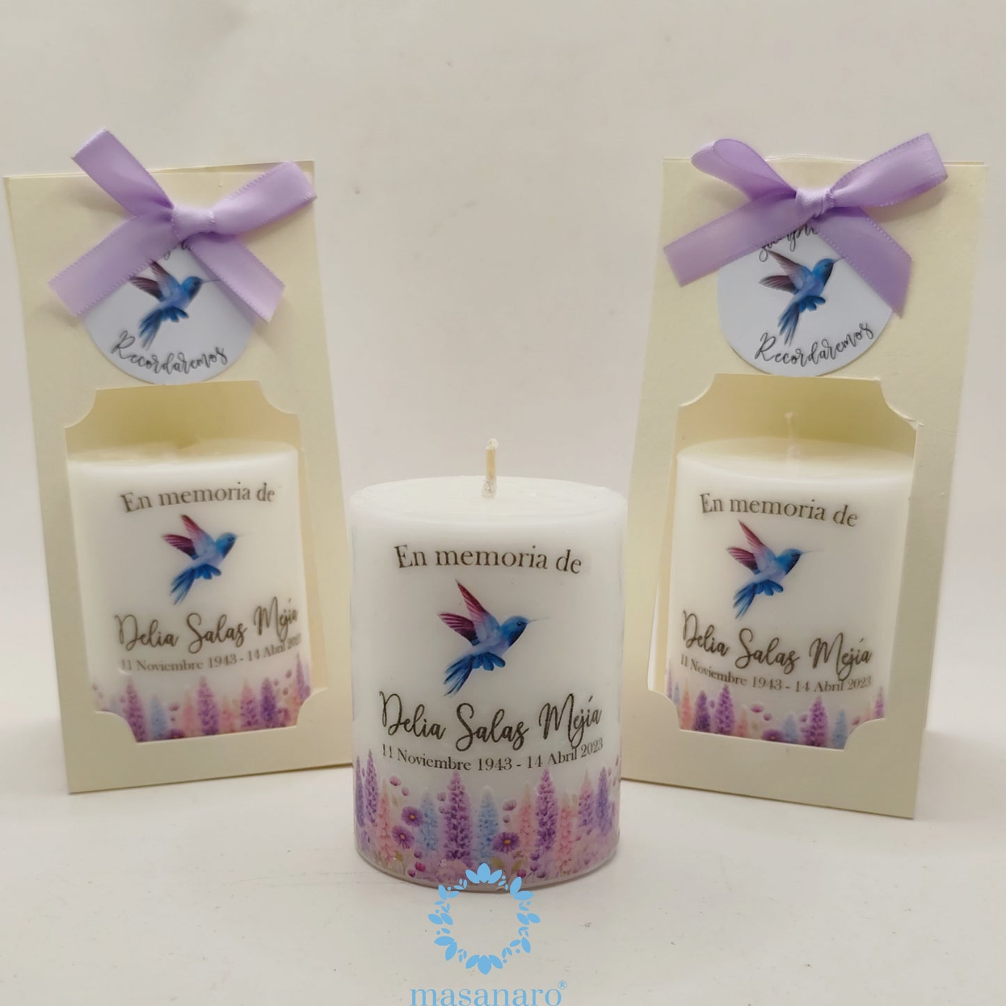Vela de cirio con empaque de cartón. Mod. Colibrí con flores moradas
