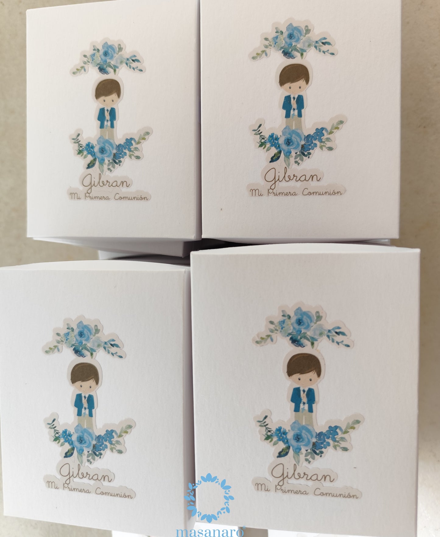 Vela de cruz en caja de cartón. Diseño Niño con flores azules