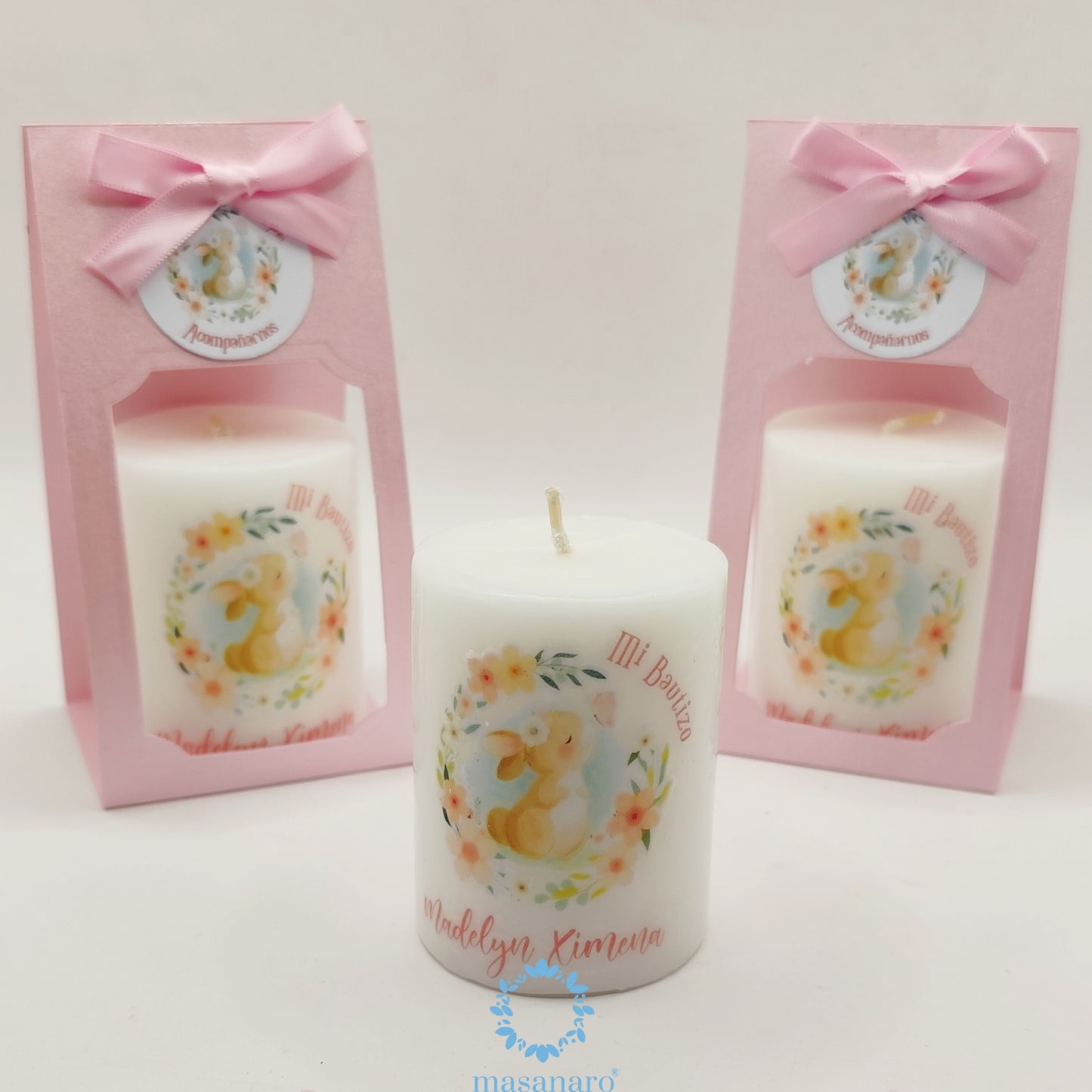 Cirio con empaque de cartón. Diseño conejita con flores