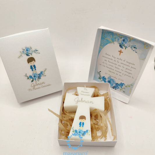 Vela de cruz en caja de cartón. Diseño Niño con flores azules