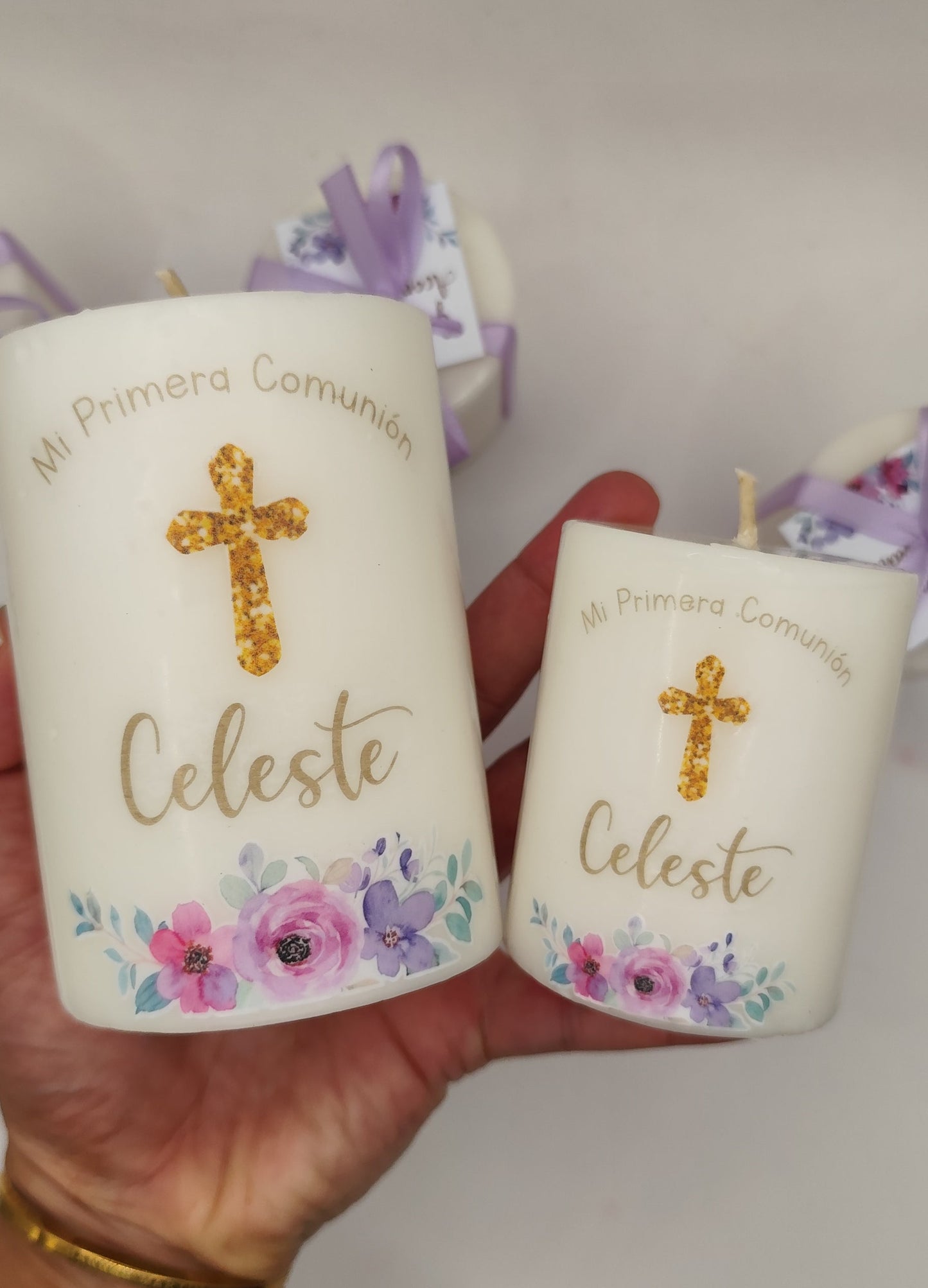 Vela. Diseño flores moradas