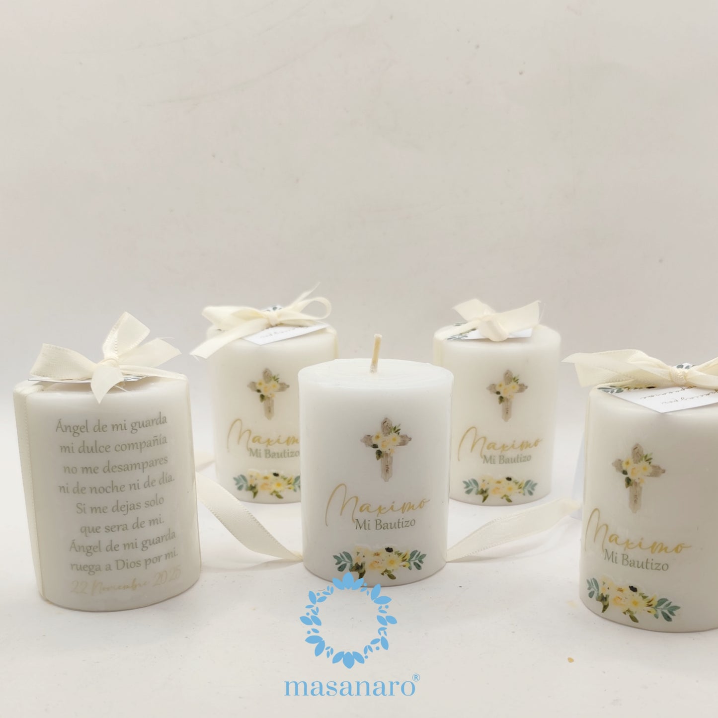 Vela con diseño de flores blancas