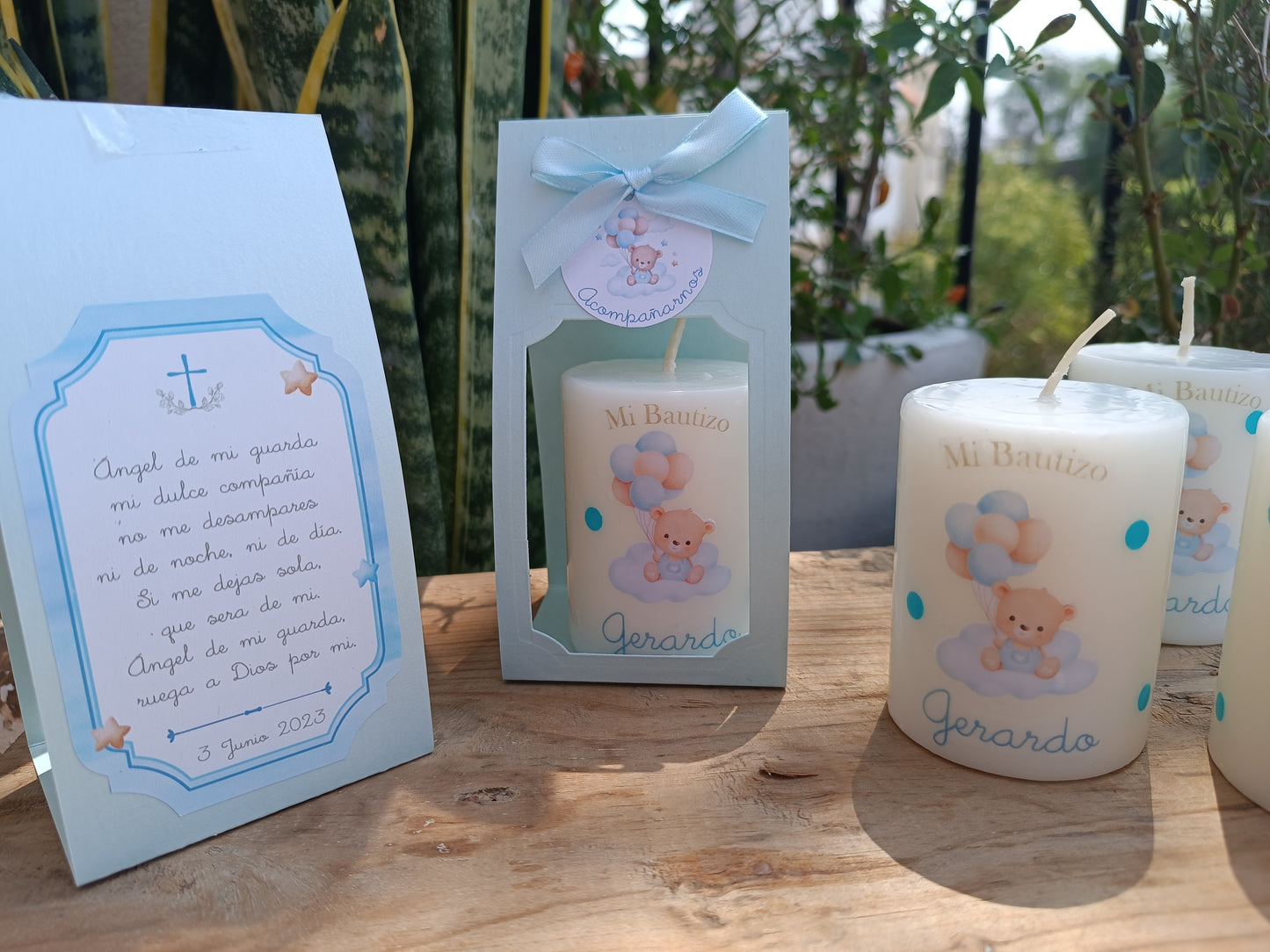 Velas con empaque de cartón. Diseño osito con globos