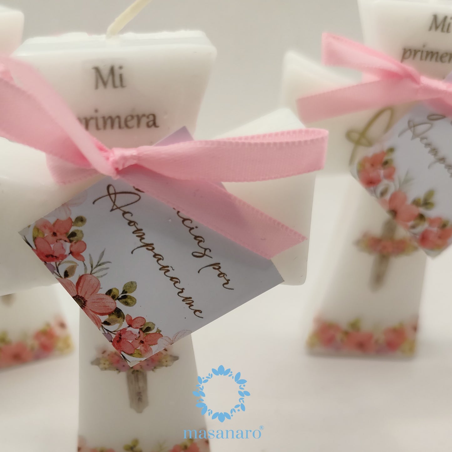 Vela de cruz con diseño de flores rosas