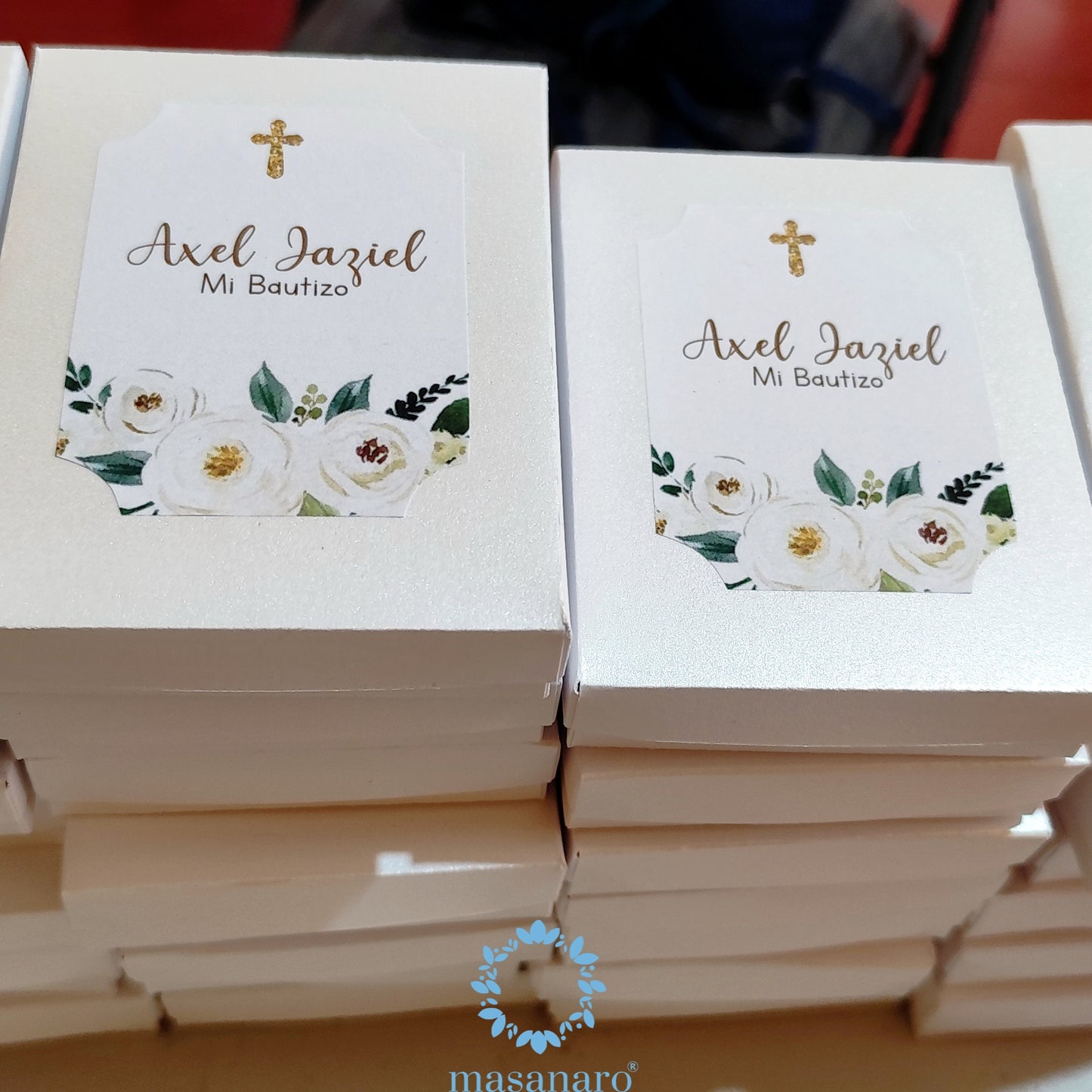 Vela de cruz en caja de carton. Diseño Flores blancas