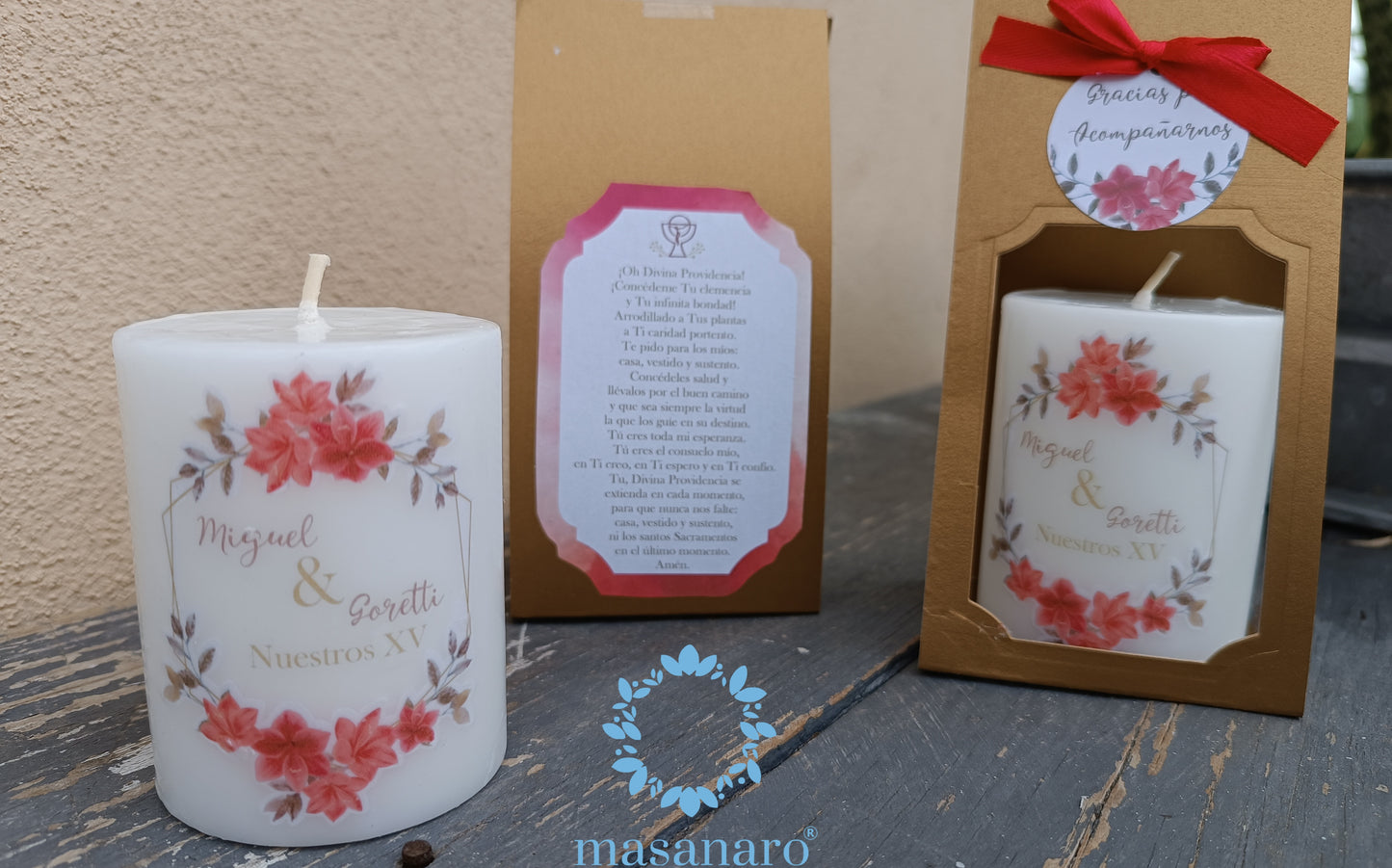 Vela con empaque de cartón. Diseño borde hojas doradas XV años