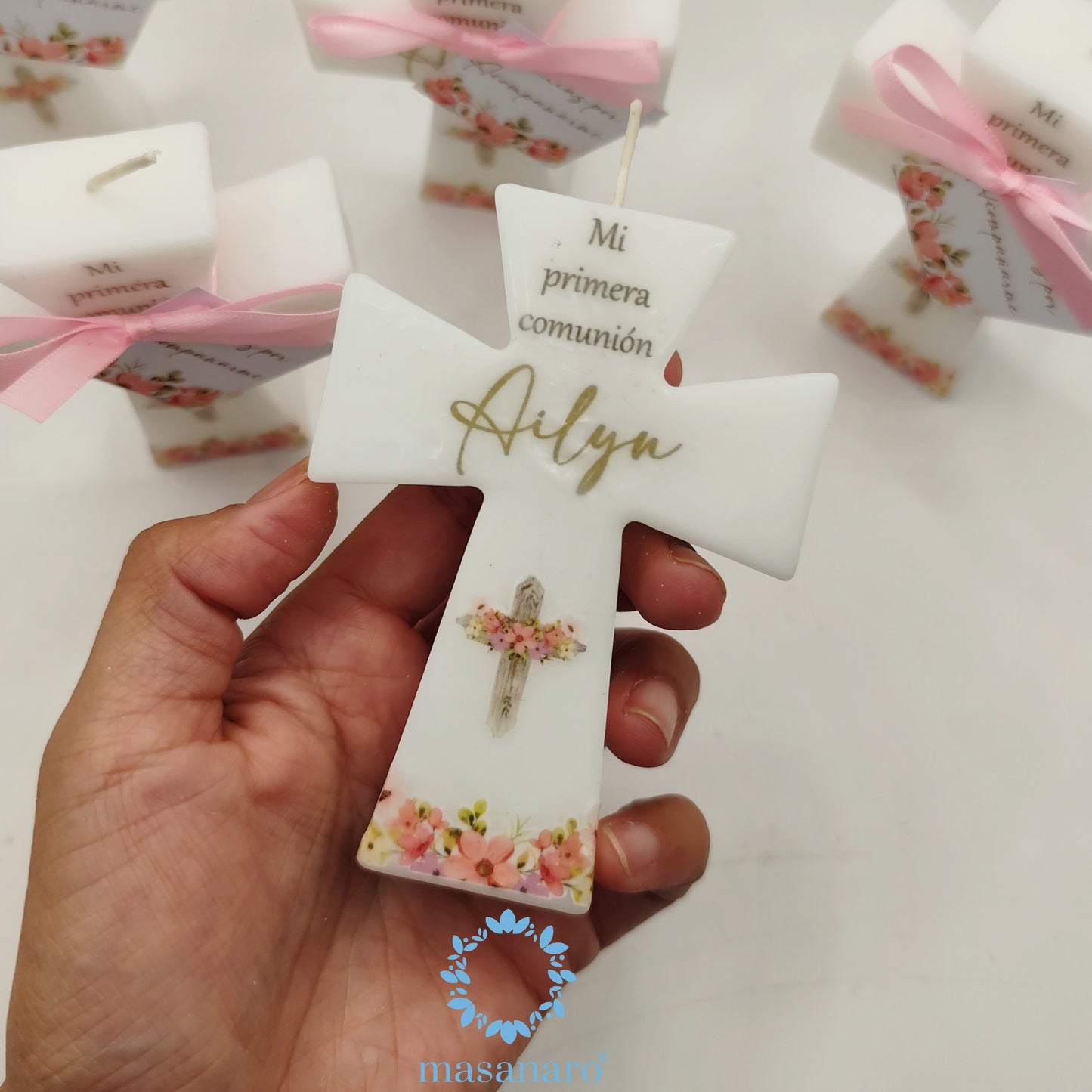 Vela de cruz con diseño de flores rosas