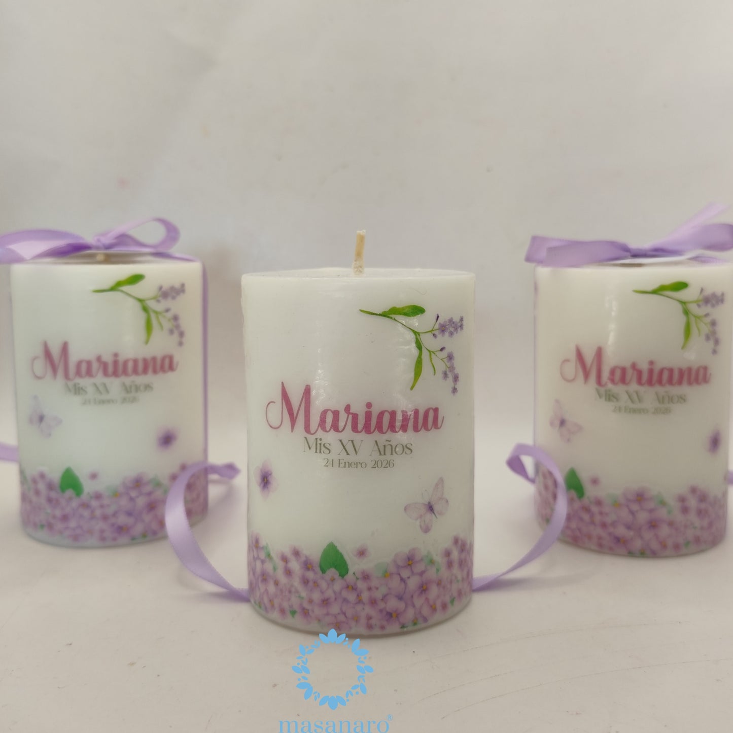 Vela con diseño flores moradas