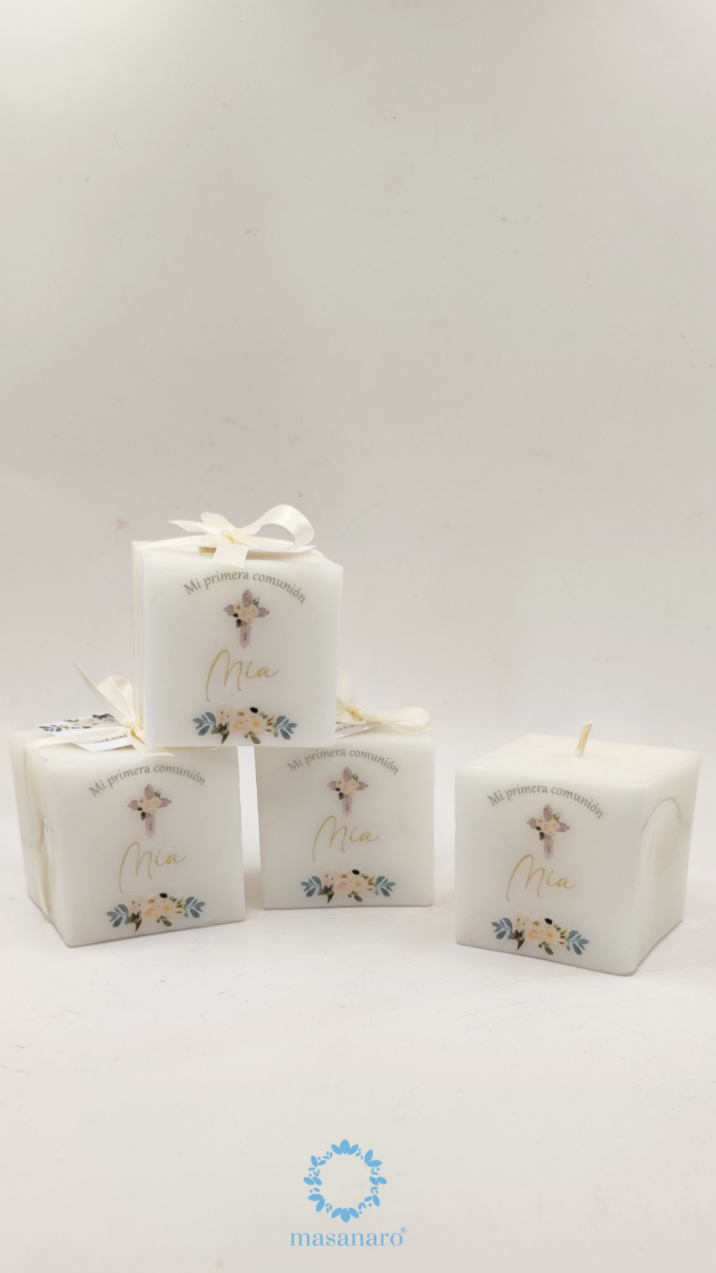 Vela cubo. Diseño flores blancas y cruz de madera