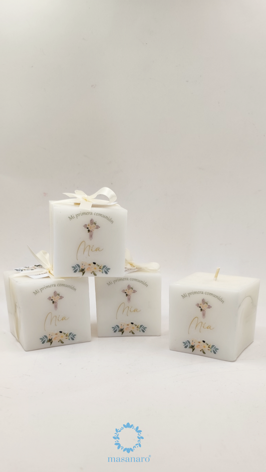 Vela cubo. Diseño flores blancas y cruz de madera