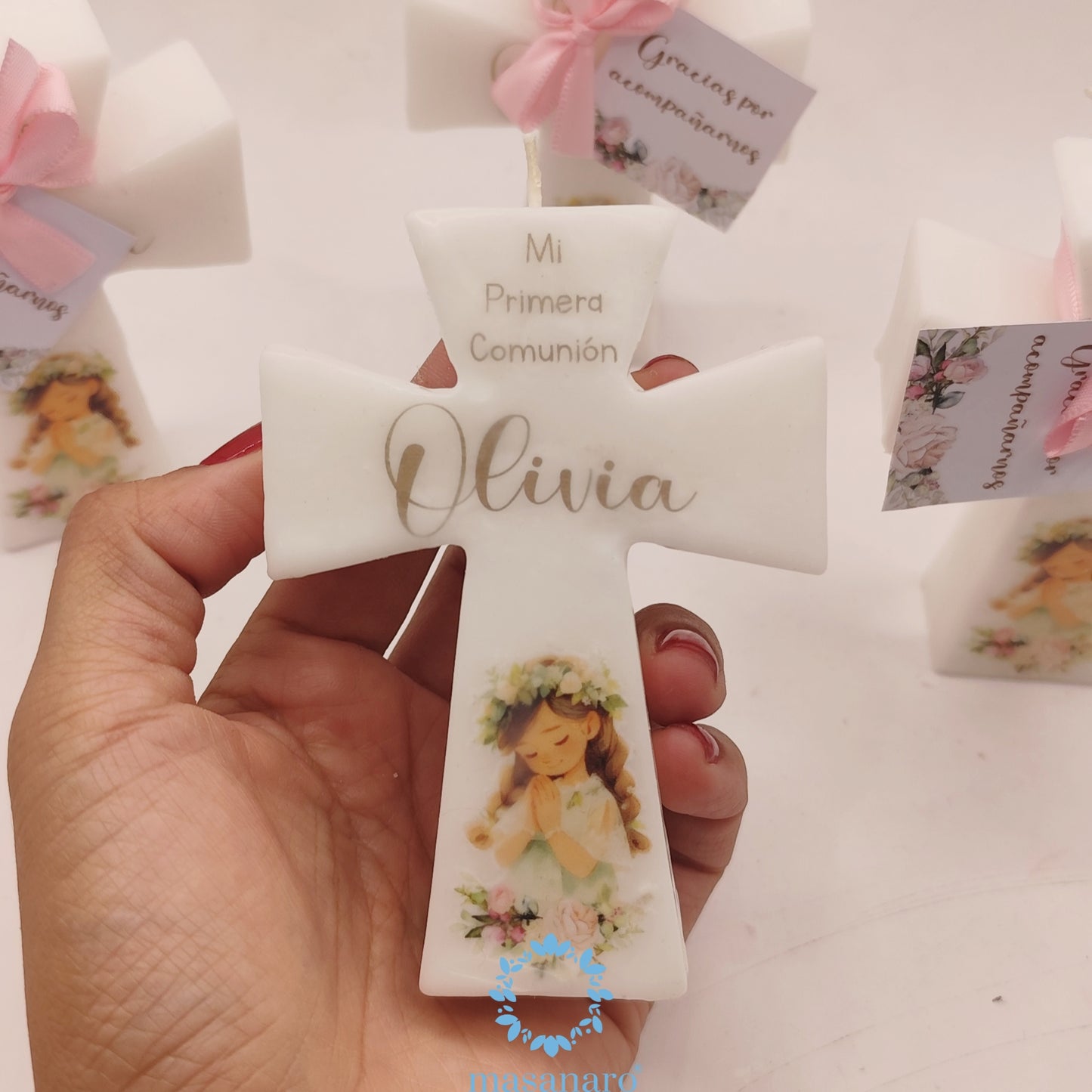 Vela de cruz. Diseño muñequita con flores vintage