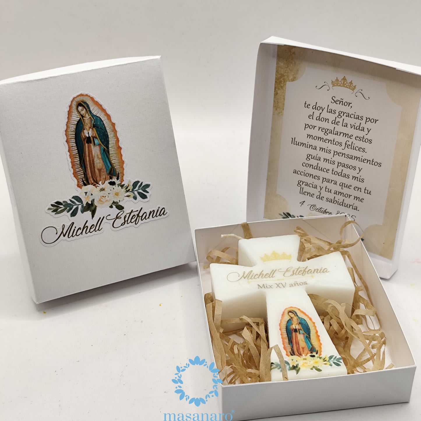 Vela de cruz. Diseño virgen de Guadalupe con flores blancas
