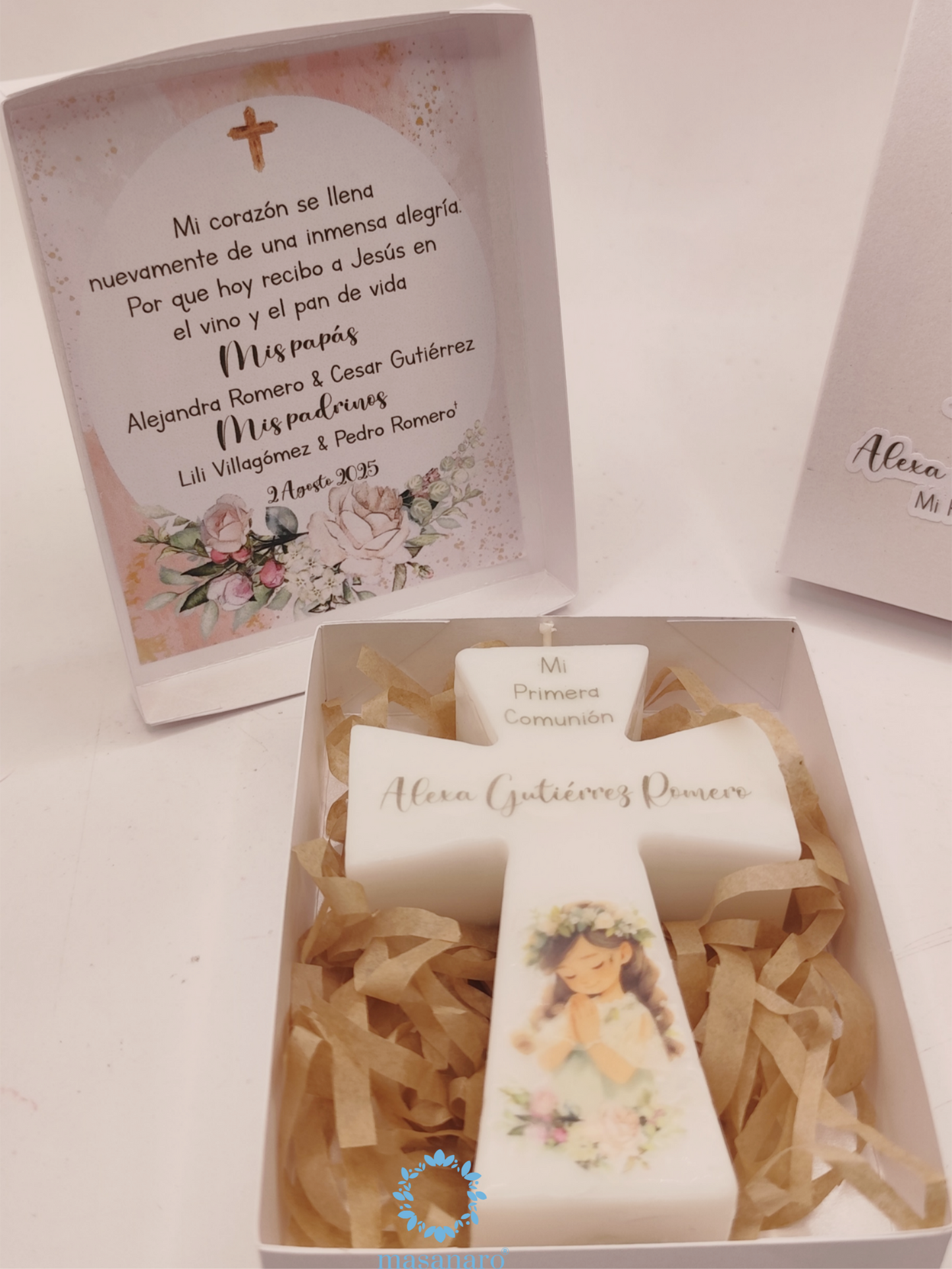 Vela de cruz en caja de cartón. Diseño muñequita con flores vintage