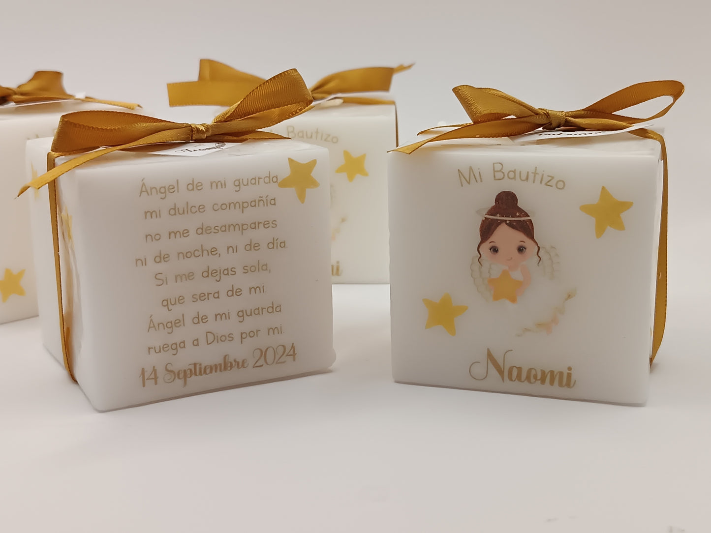 Vela cubo. Diseño angelita dorada