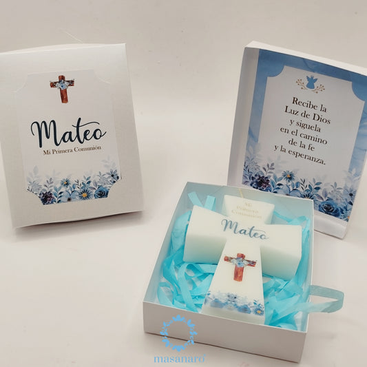 Vela de cruz en caja de cartón. Diseño flores azules