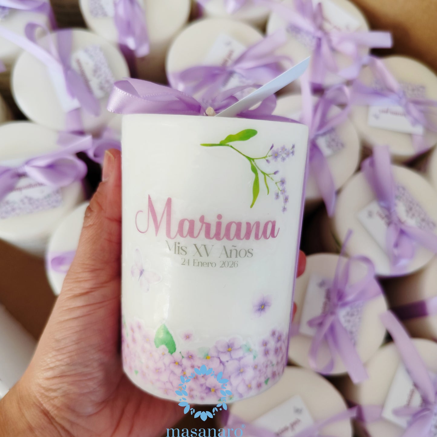 Vela con diseño flores moradas