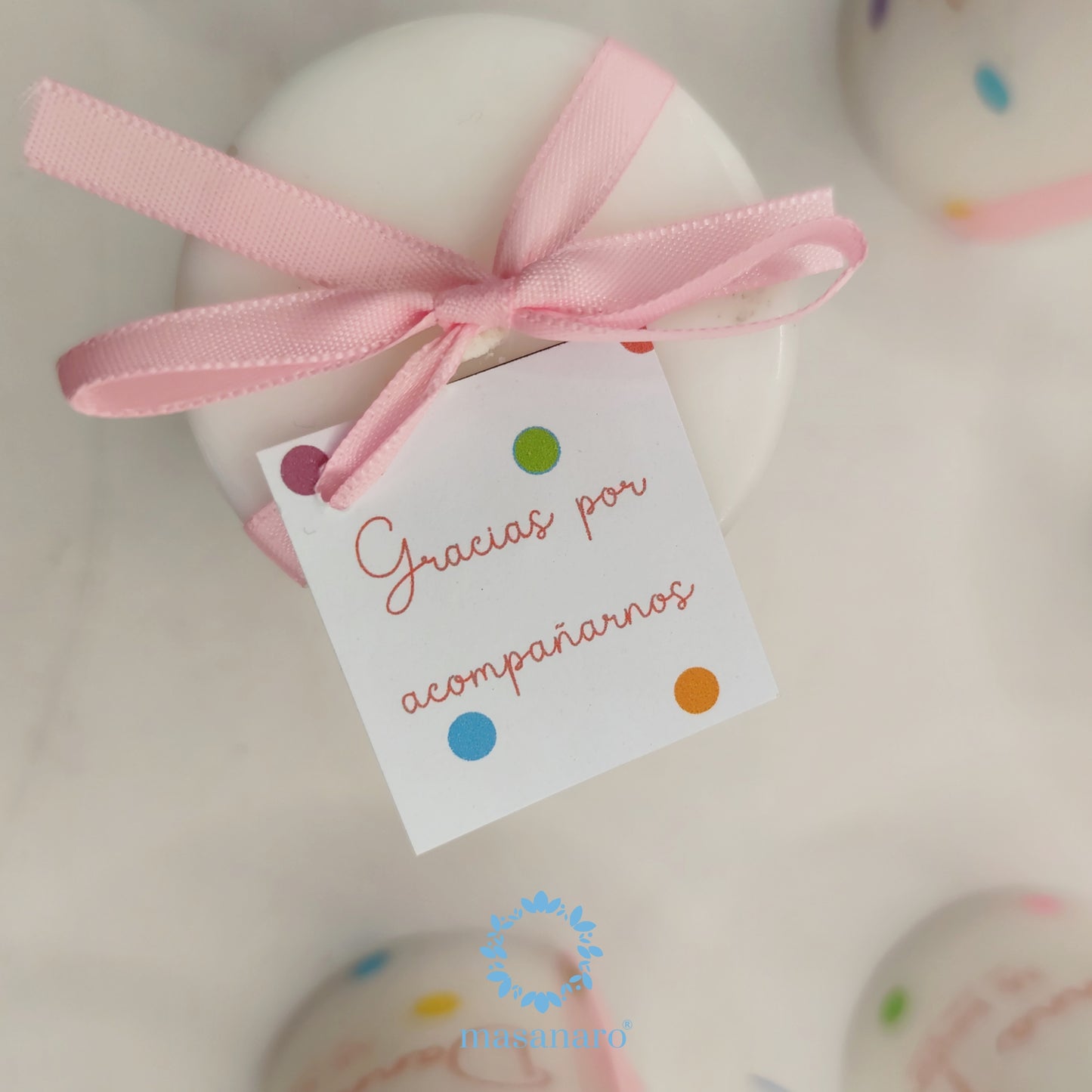 Vela con diseño puntos colores
