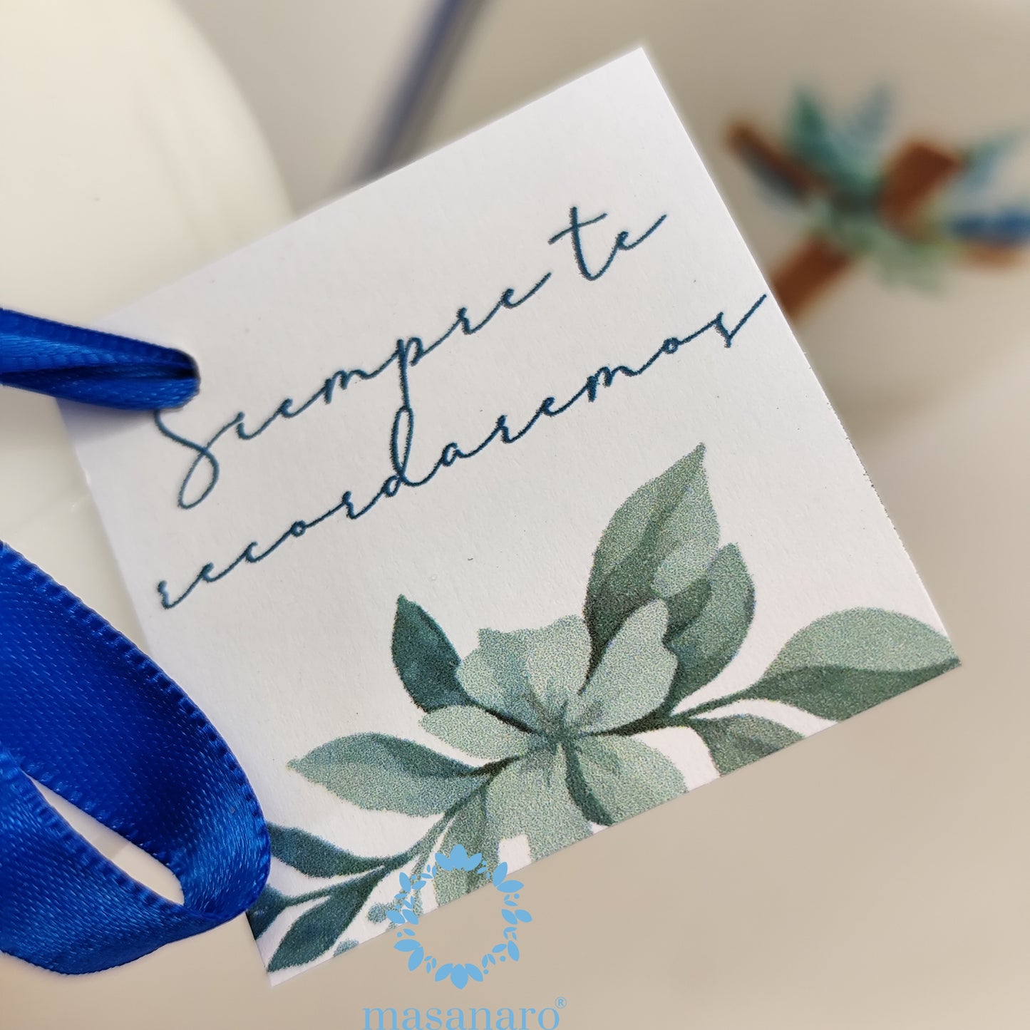 Vela. Diseño cruz con flores azules