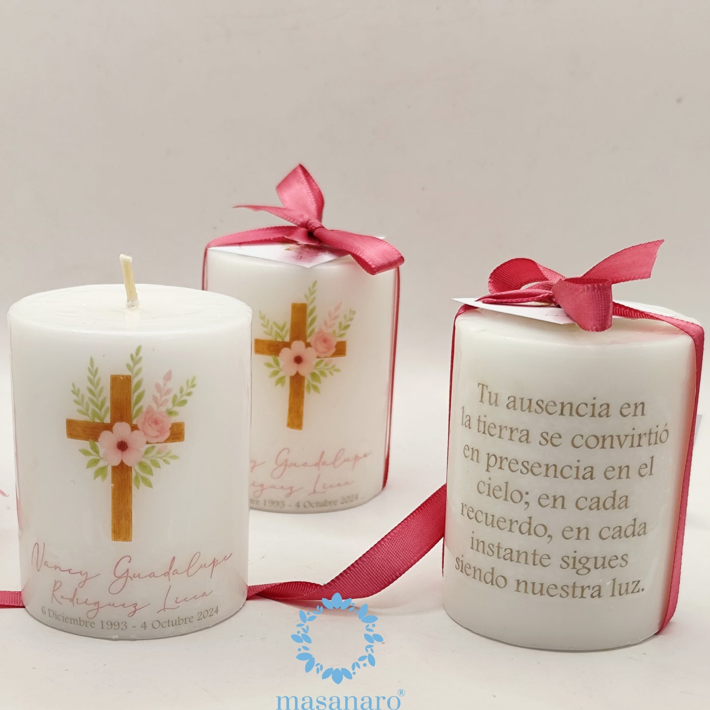 Vela. Diseño cruz madera con flores rosas