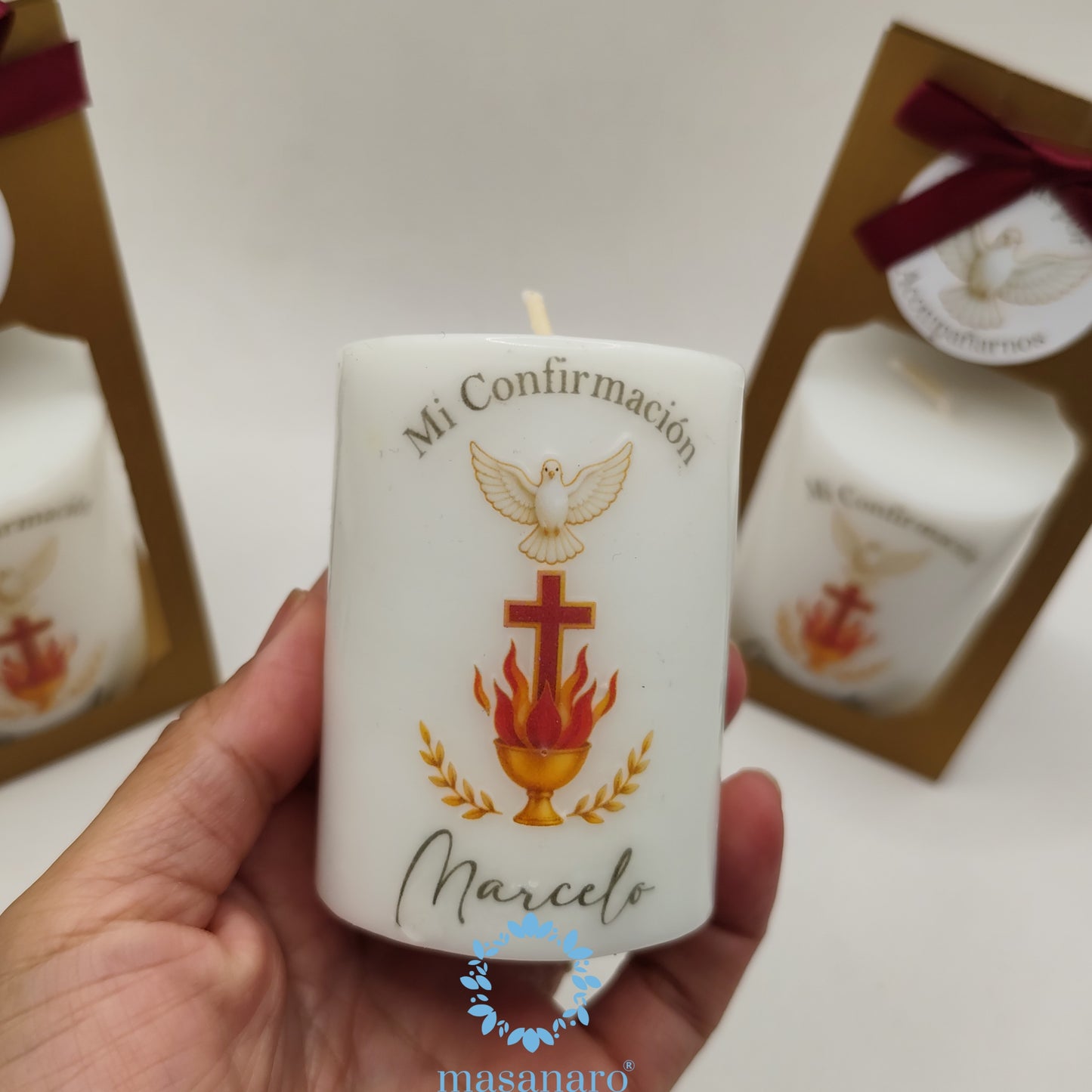 Vela con empaque de cartón con diseño Espiritu Santo