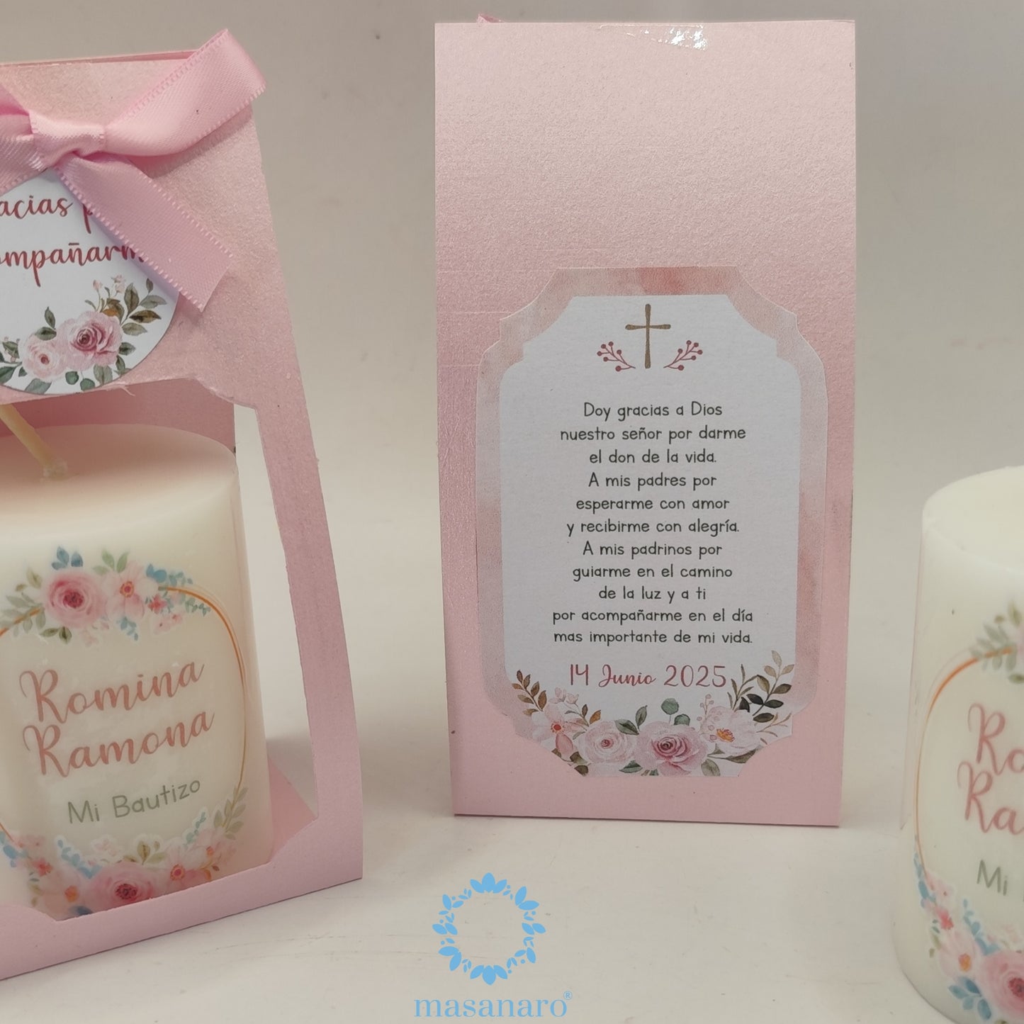 Vela con empaque de cartón. Diseño flores rosas