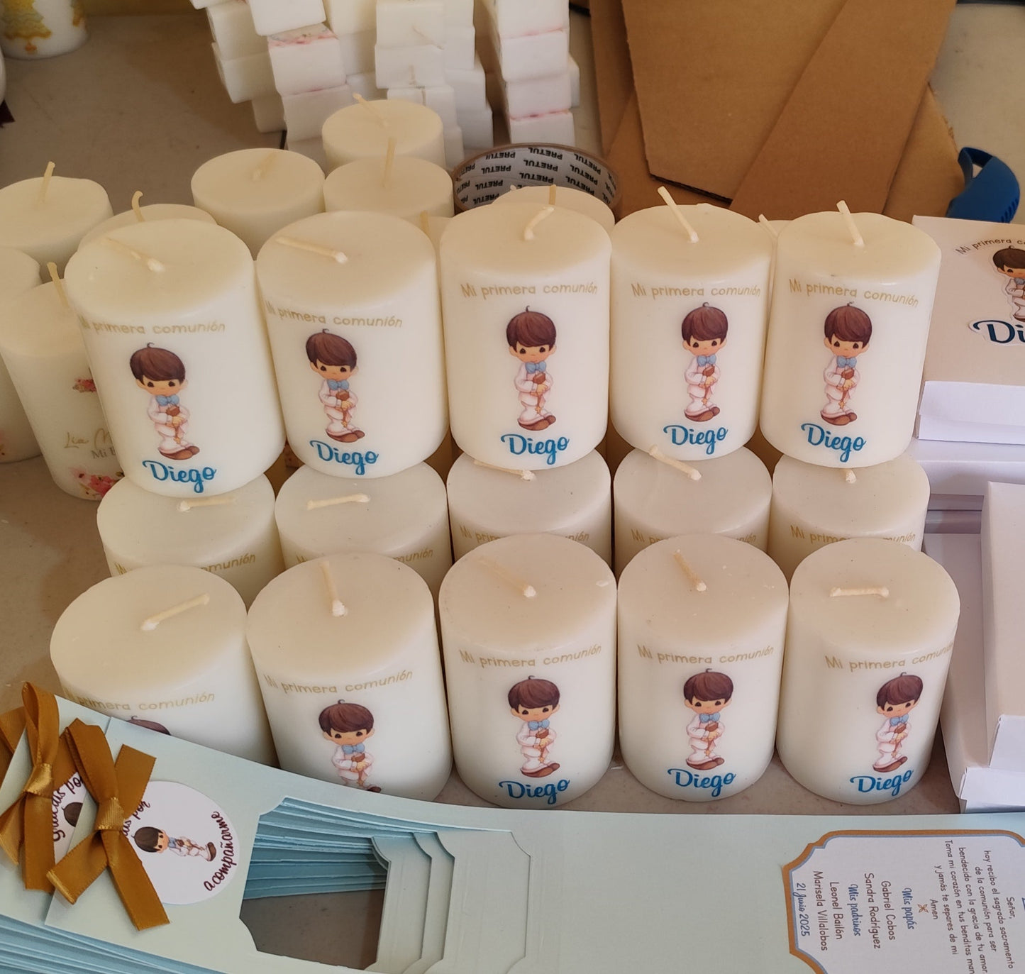 Vela con empaque de cartón. Diseño niño con moño azul