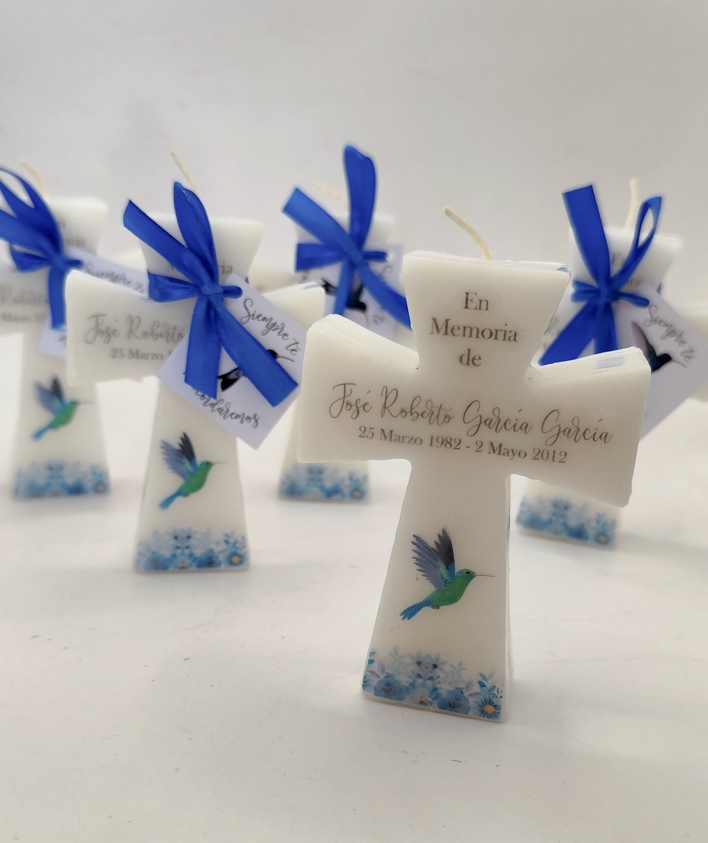 Vela de cruz. Diseño colibrí y flores azules