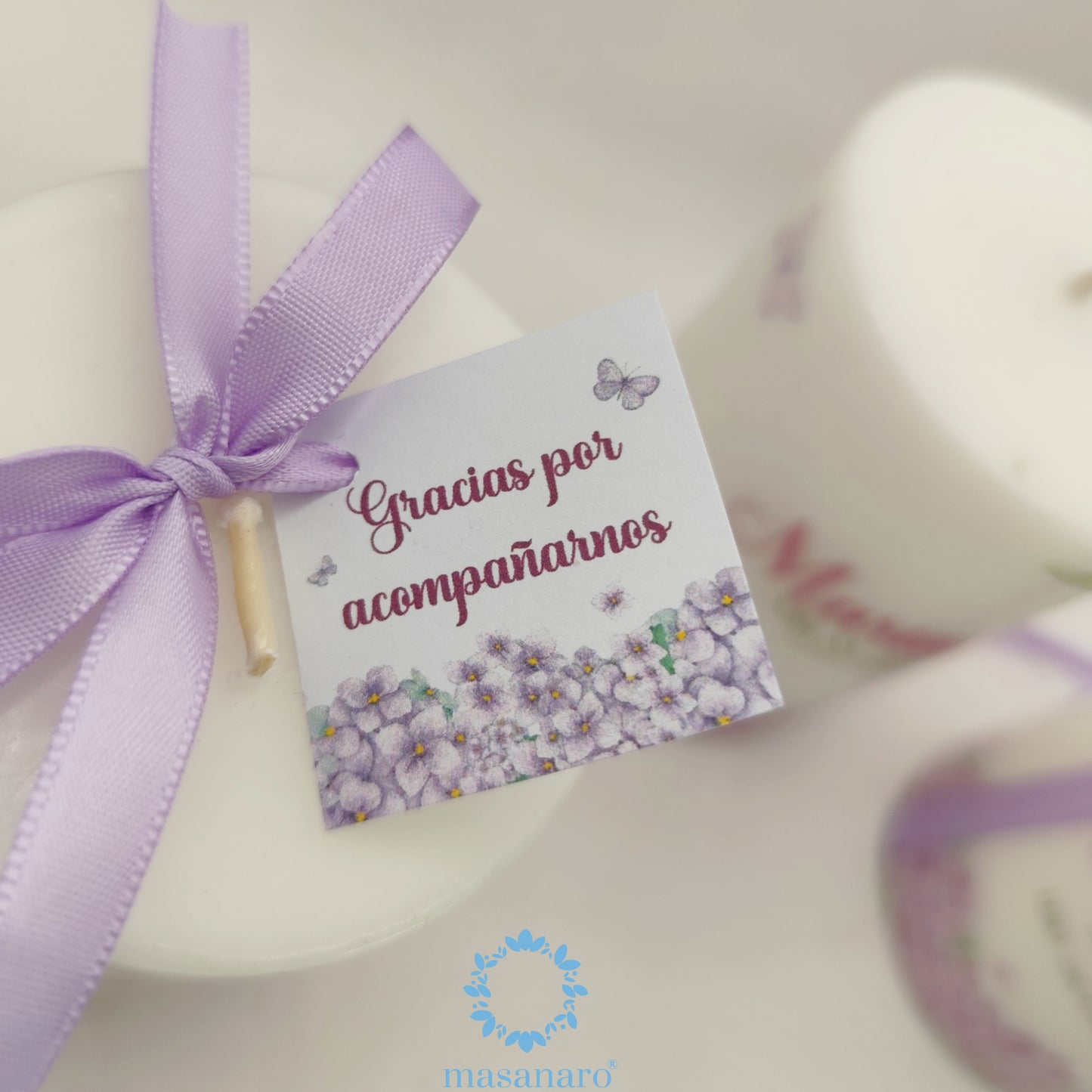 Vela con diseño flores moradas