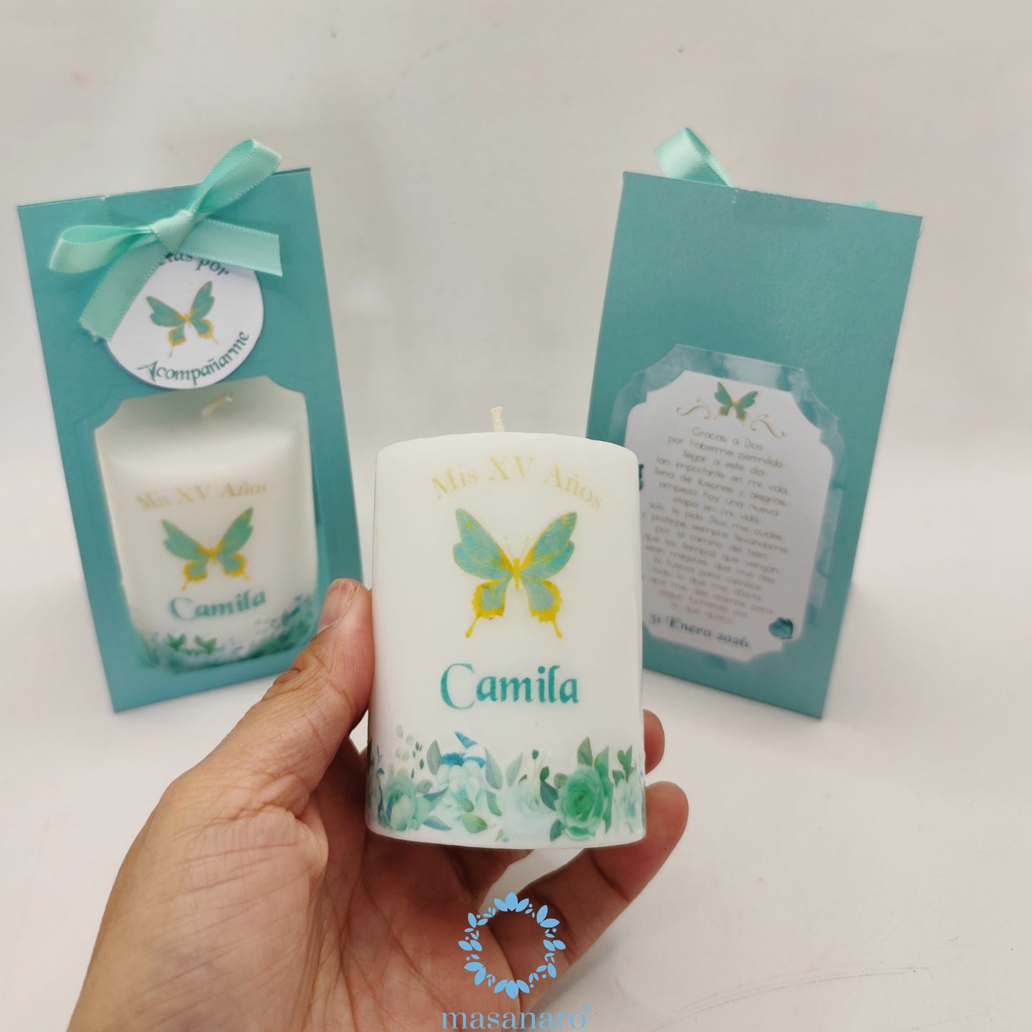 Cirio con empaque de cartón. Diseño flores esmeralda y mariposa